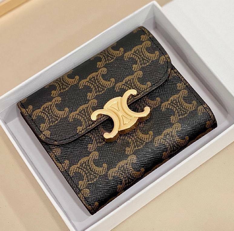 CELINE SHORT WALLET VIP GIFT WITH PURCHASE (GWP) พรีเมี่ยมกิ๊ฟ Limited จาก CELINE HAUTE PARFUME DUTYFREE COUNTER วัสดุ Triomphe Canvas หนังสวยอยู่ทรงปั้มโลโก้ด้านหน้าเปิดปิดฝาพับกระดุม ภายในมีช่องแบ่งหลายช่อง มีช่องใส่บัตรหลายช่อง ช่องใส่เหรียญ ช่องใส่ธนบ