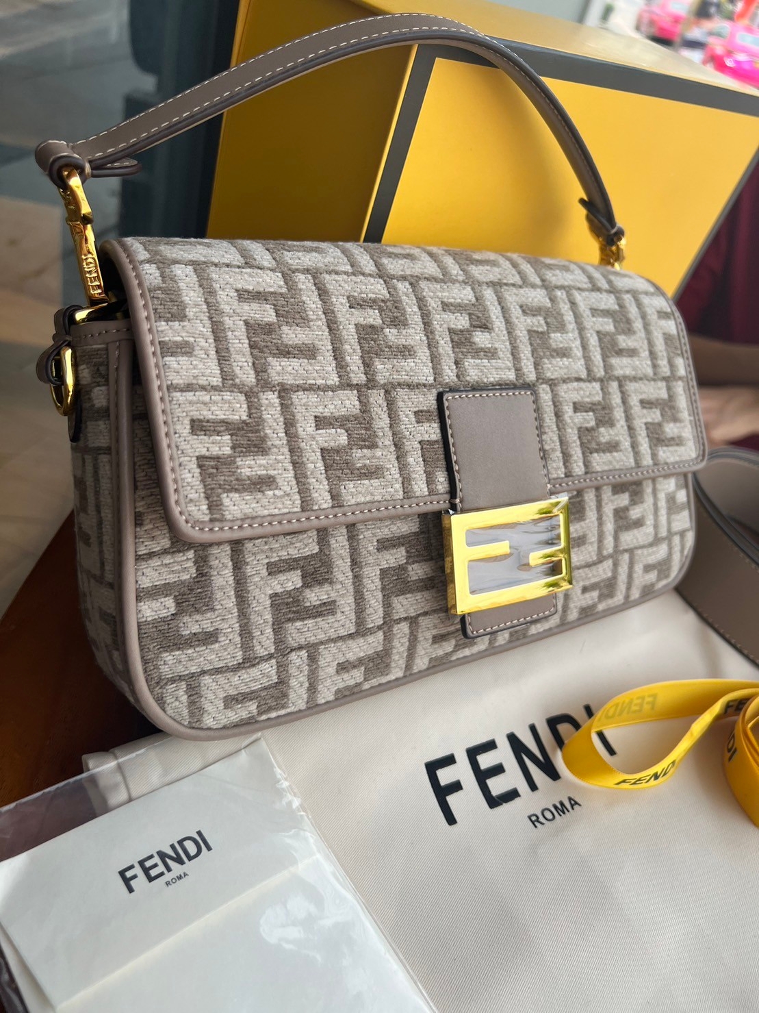 FENDI Baguette Dove grey FF tapestry fabric bag / FENDI Bag พร้อมส่ง กระเป๋าสะพายทรงแบคเกตต์ ดีไซน์ลวดลายมี texture หรูหราโดดเด่นน่าใช้ **สินค้าเกรดออริจินอล 1:1 สลับแท้