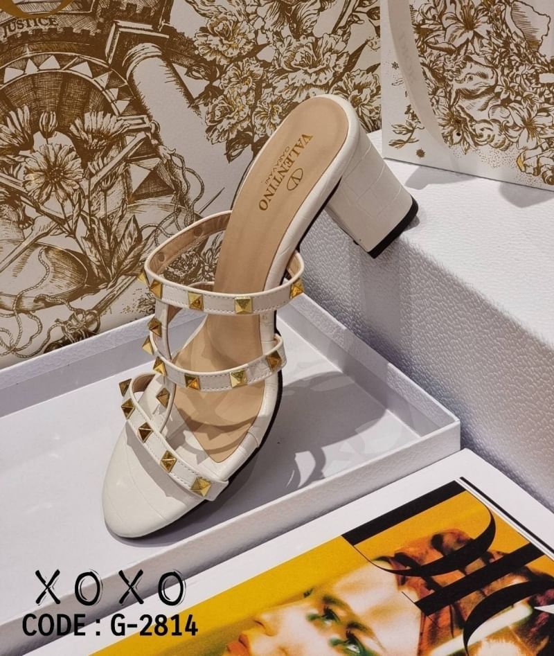 Valentino รองเท้า งานสวม หมุด สวยเก๋ ของมันต้องมีคะ แมทส์ชุดไก้หลากหลาย สวมใส่ง่าย วัสดุหนัง PU พิมพ์ลายคล้ายหนังแท้ ส้นแท่ง ใช้งาน ยื่น เดิน สบาย ไม่เมื่อย