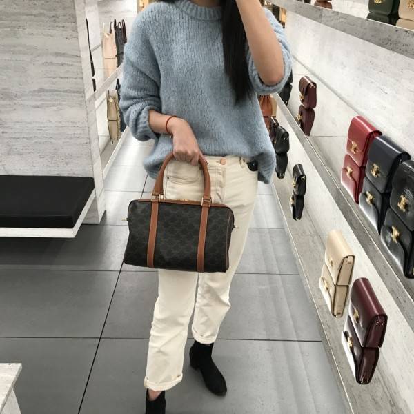 CELINE BOSTON BAG IN TRIOMPHE CANVAS AND CALFSKIN ยอดฮิตกับลวดลายเอกลักษณ์ สุดคลาสสิค กับกระเป๋ากึ่งเดินทาง ไซส์กำลังดี ที่สามารถใช้ได้ทั้งหนุ่มๆและสาวๆ วัสดุหนังแคนวาสตัดสลับหนังแท้ เปิด-ปิดด้วยซิป ใช้งานสะดวก และยังมีพวงหนังห้อยและแม่กุญแจล็อคซิปได้ มาพ