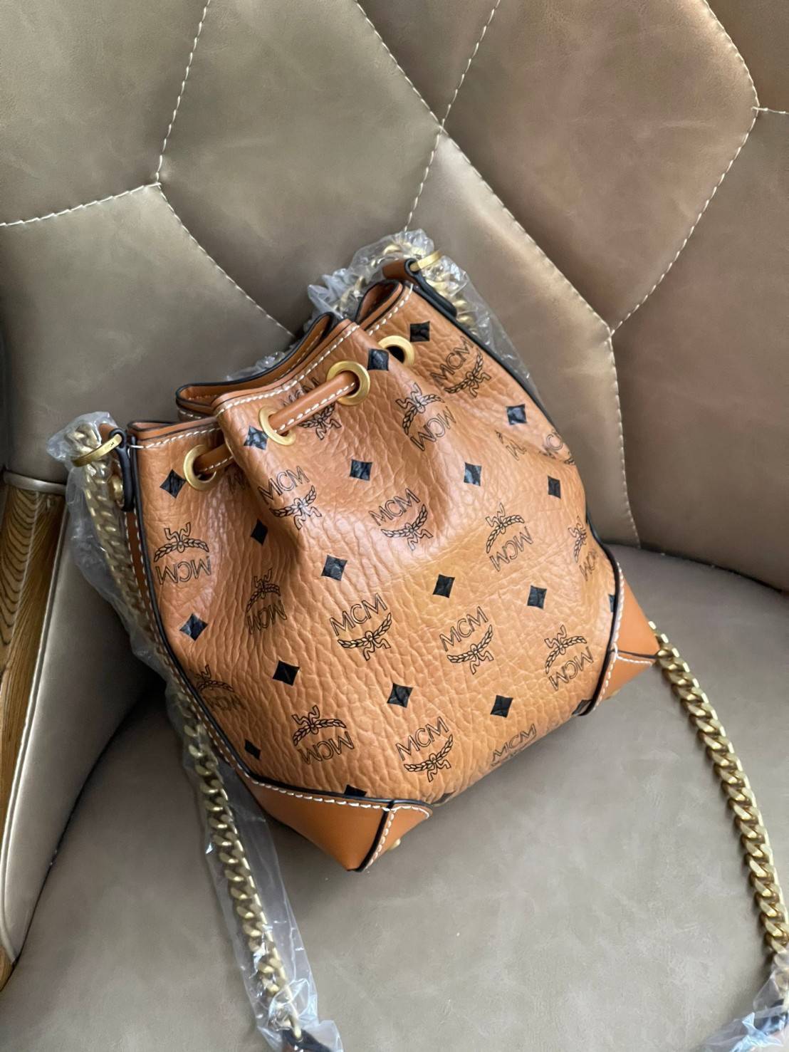 M.C.M SOFT BERLIN VISETOS DRAWSTRING MINI BAG สำหรับสาวๆสายแฟชั่นที่ชอบรายละเอียดแบบชิคๆขอแนะนำสำหรับรุ่นนี้ เป็นกระเป๋าที่สามารถจุของได้กำลังดี