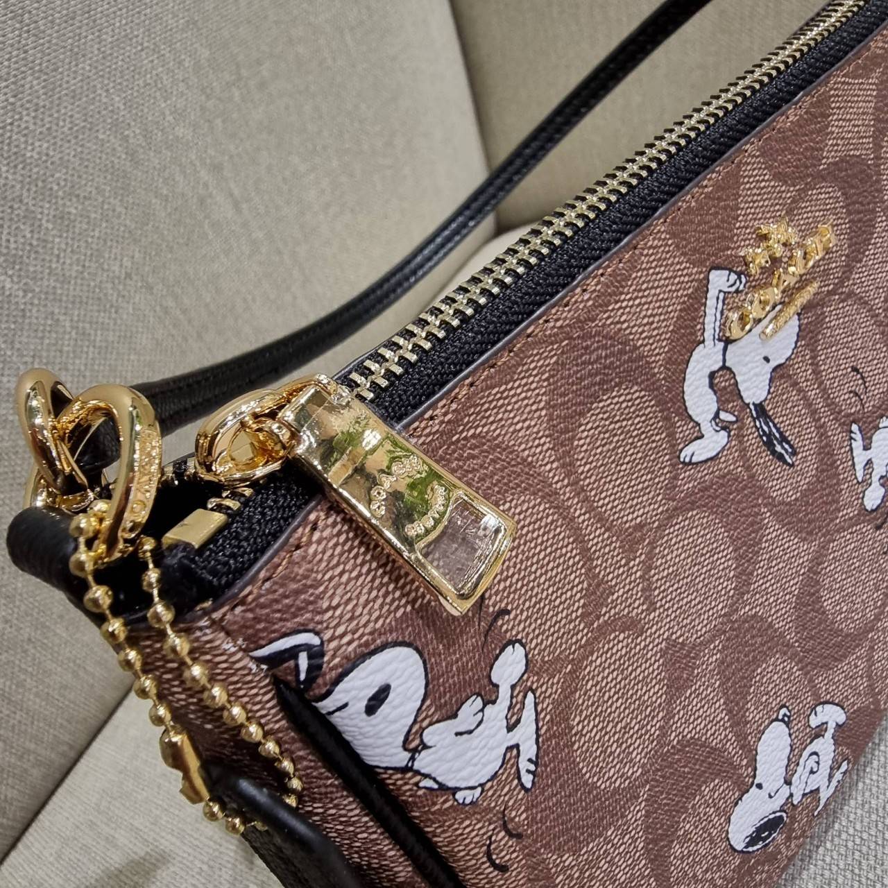 OUTLET 】COACH F36674 TOP HANDLE POUCH IN SIGNATURE WITH SNOOPY PRINT คอลเลคชั่นใหม่ ในสไตล์พอช มาให้ช้อปก่อนใครในไทยจ้า น่ารักน่าใช้ไปอีกกับกระเป๋าสะพายทรงฮิตตลอดกาล ด้วยดีไซน์ที่ออกมาให้ใช้งานได้ง่าย ขนาดกำลังเหมาะ วัสดุแคนวาสทนทาน ดีไปหมดขนาดนี้!! คุณลู