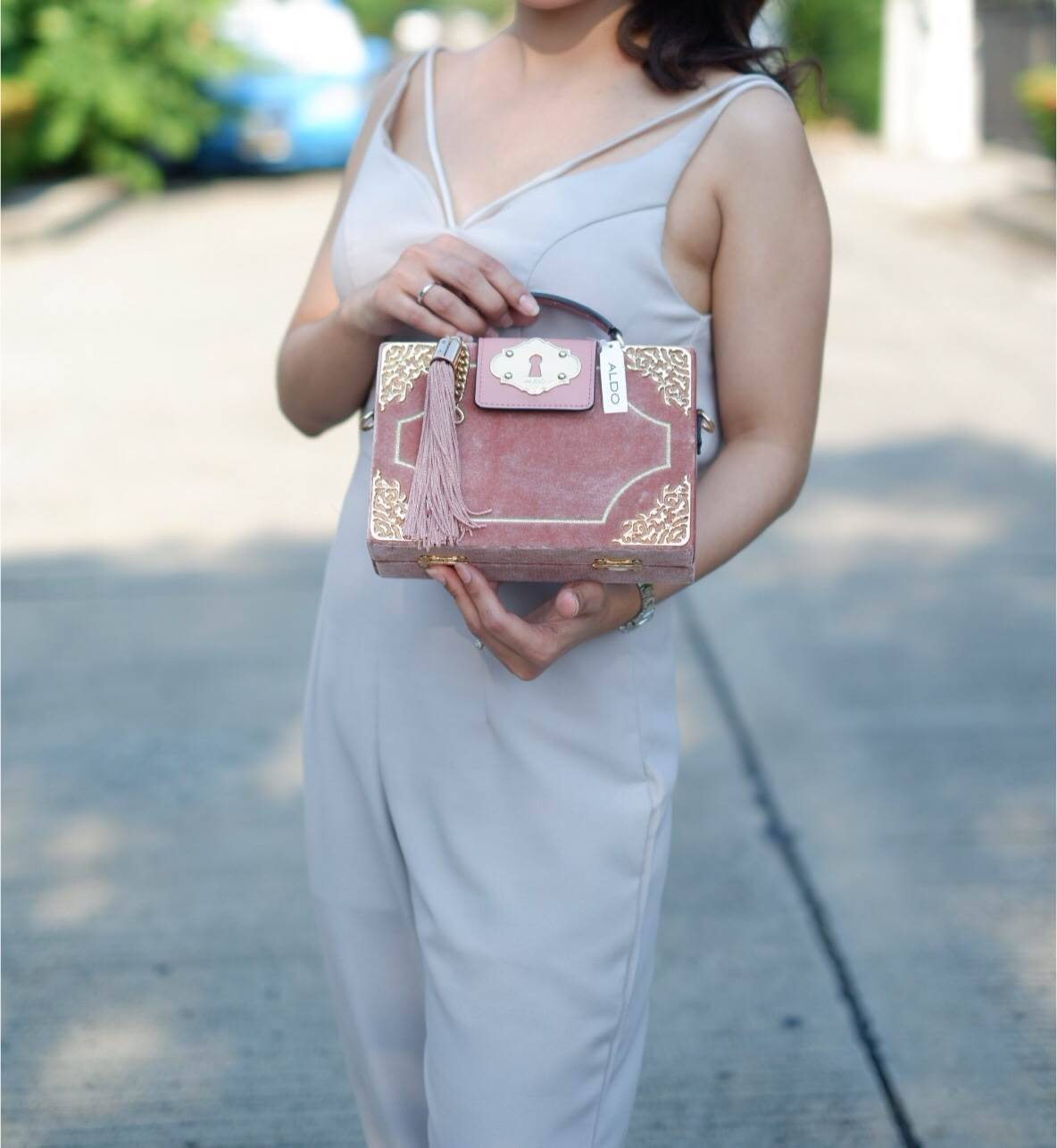 ALDO HARORTLAND BAG กระเป๋าทรง Box วัสดุผ้ากำมะหยี่แจ่งลาบฉลุสีทองสวยมากกกกกสุดๆ เปิดปิดด้วยกระดุมแม่เหล็ก เป็นลักษณะกล่อง เก๋ๆค่ะ ด้านในเป็นช่องโล่ง ใส่มือถือ กปต. เครื่องสำอางค์ จุได้เยอะค่ะ มาพร้อมสายยาว ปรับได้ 5 ระดับ และ พวงกุญแจพู่ ถอดได้ค่ะ แนะนำค