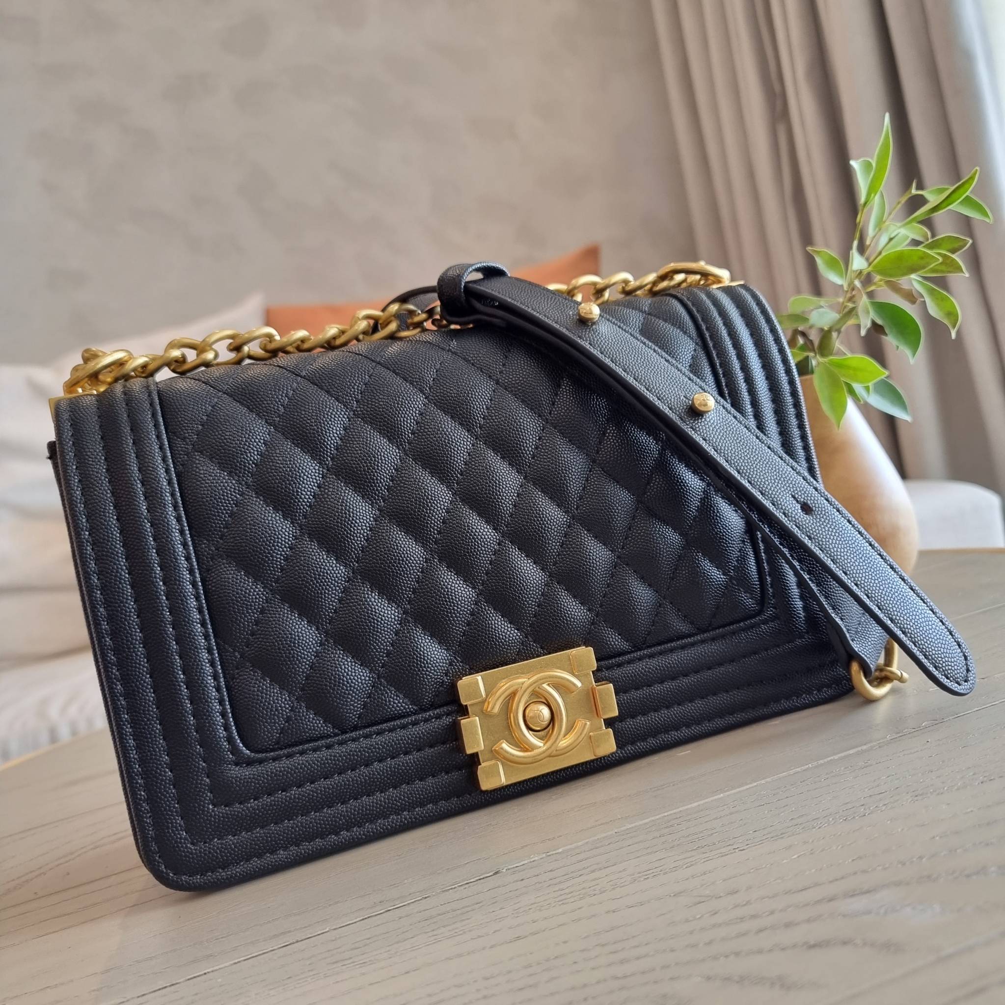 Chanel Boy 10" พร้อมส่งที่ไทย รุ่นสุดฮอต อะไหล่สีทองสุดหรู วัสดุหนังลายคาร์เวีย ทรงคลาสสิคที่สาวๆห้ามพลาด!! ในราคาสุดคุ้ม เปิด-ปิดกระเป๋าด้วยตัวล็อค ภายในโล่งกว้าง ไซส์ใหญ่ใส่ของได้เยอะ มีช่องแยกในกระเป๋า มาพร้อมสายสะพายโซ่สลับหนังรองบ่า (ถอดได้-ปรับ