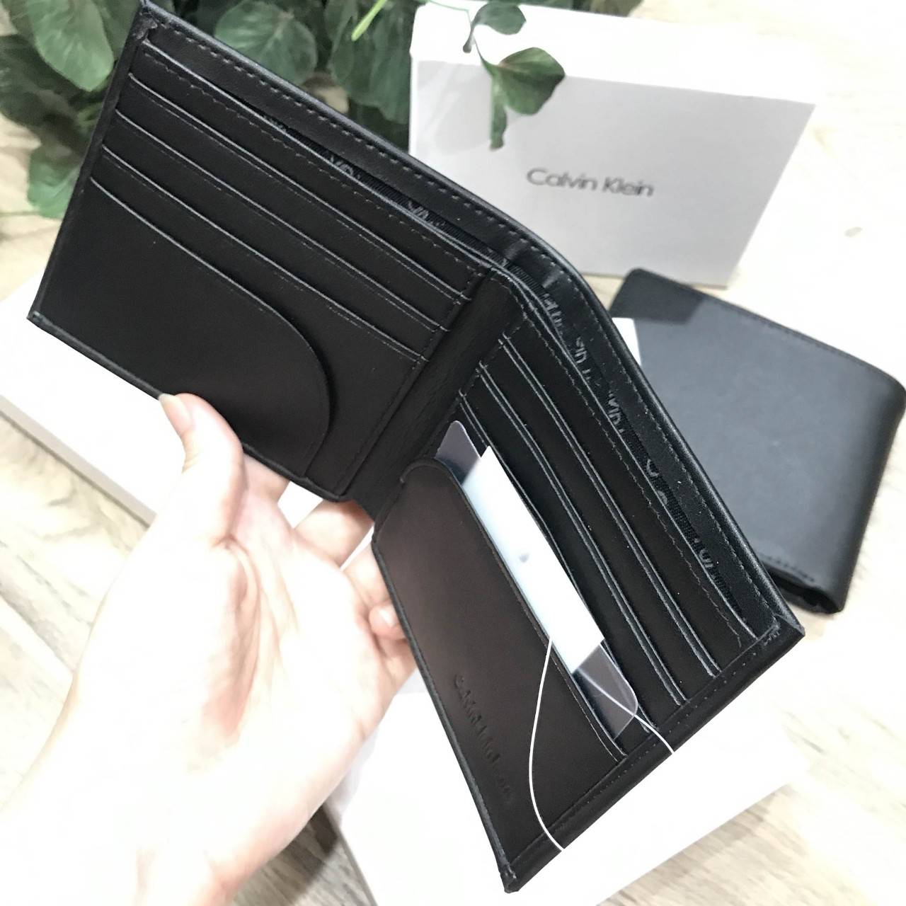 CALVIN KLEIN JEANS SHORT WALLET กระเป๋าสตางค์สั้นพับ 2 ตอน รุ่น Limited Edition หนังนิ่มสวย ด้านหน้าปั๊มแบรนด์ ขนาดกำลังดี พกพาสะดวก ภายในมีช่องใส่บัตร, ช่องใส่ธนบัตรแบงก์พัน แยกสองช่อง เป็นสัดส่วน มาพร้อมกล่องกระดาษแบรนด์มอบเป็นของขวัญ ก็เหมาะค่ะ