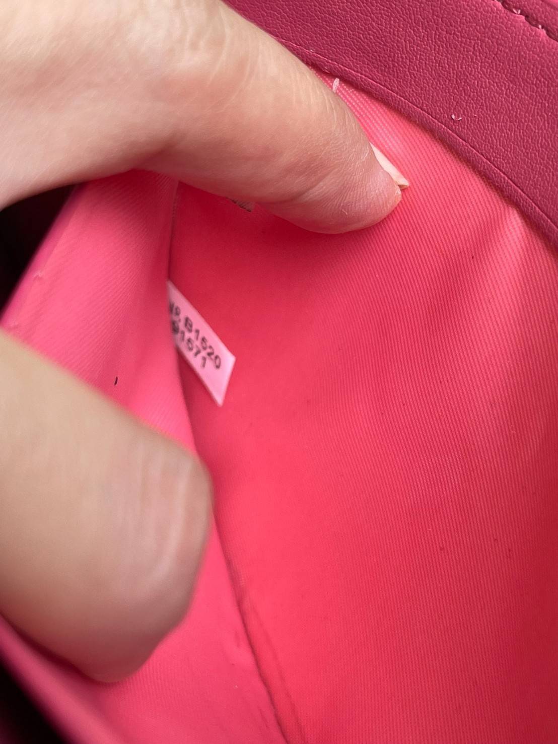 COACH ACCORDION ZIP WALLET IN SIGNATURE CANVAS กระเป๋าสตางค์ใบยาวนี้ที่เหมาะกับการใช้งานทุกรูปแบบ นอกจากเพิ่มความมั่นใจแล้ว ยังทำให้ชีวิตของเราง่ายขึ้นอีกด้วย โดยการเปิดปิดแบบซิปรอบ สามารถใส่ธนบัตร เหรียญ บัตรต่างๆได้หลายใบเลยทีเดียว ขนาดของกระเป๋าสามารถถ