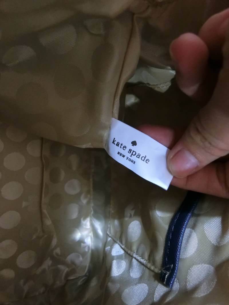 KATE SPADE CEDAR STREET MANDY แบรนด์ดังจากอเมริกาสุดฮิต กระเป๋าขนาดน่ารัก สะพายข้าง หนัง saffiano ภายในลายสวยเก๋สีทองเรียบหรู ทรงแข็งอยู่ทรง MUST HAVE!!