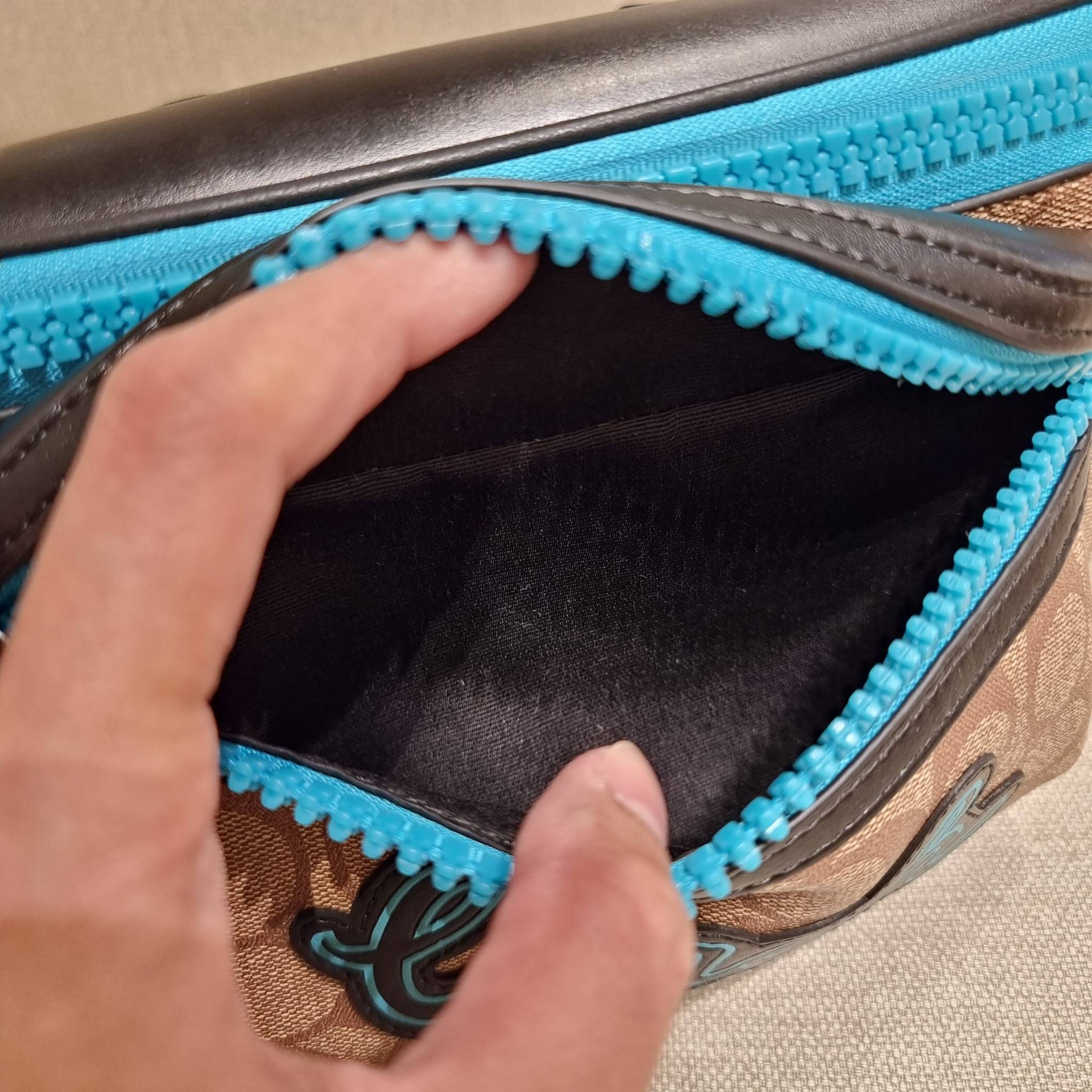 COACH F72931 TERRAIN BELT BAG IN SIGNATURE CANVAS กระเป๋าคาดอก ดีไซน์สุดเท่ มองยังไงก็ไม่มีเบื่อ ด้วยรูปลักษณ์ และความคลาสสิค ผสานกันอย่างลงตัว วัสดุหนังแคนวาสสลับหนังแท้ มีช่องซิปแบ่งเป็นสัดส่วน ด้านหลังบุนวมและมีช่องซิปไปอีก!! ภายในโล่งกว้าง ใส่กระเป๋าส