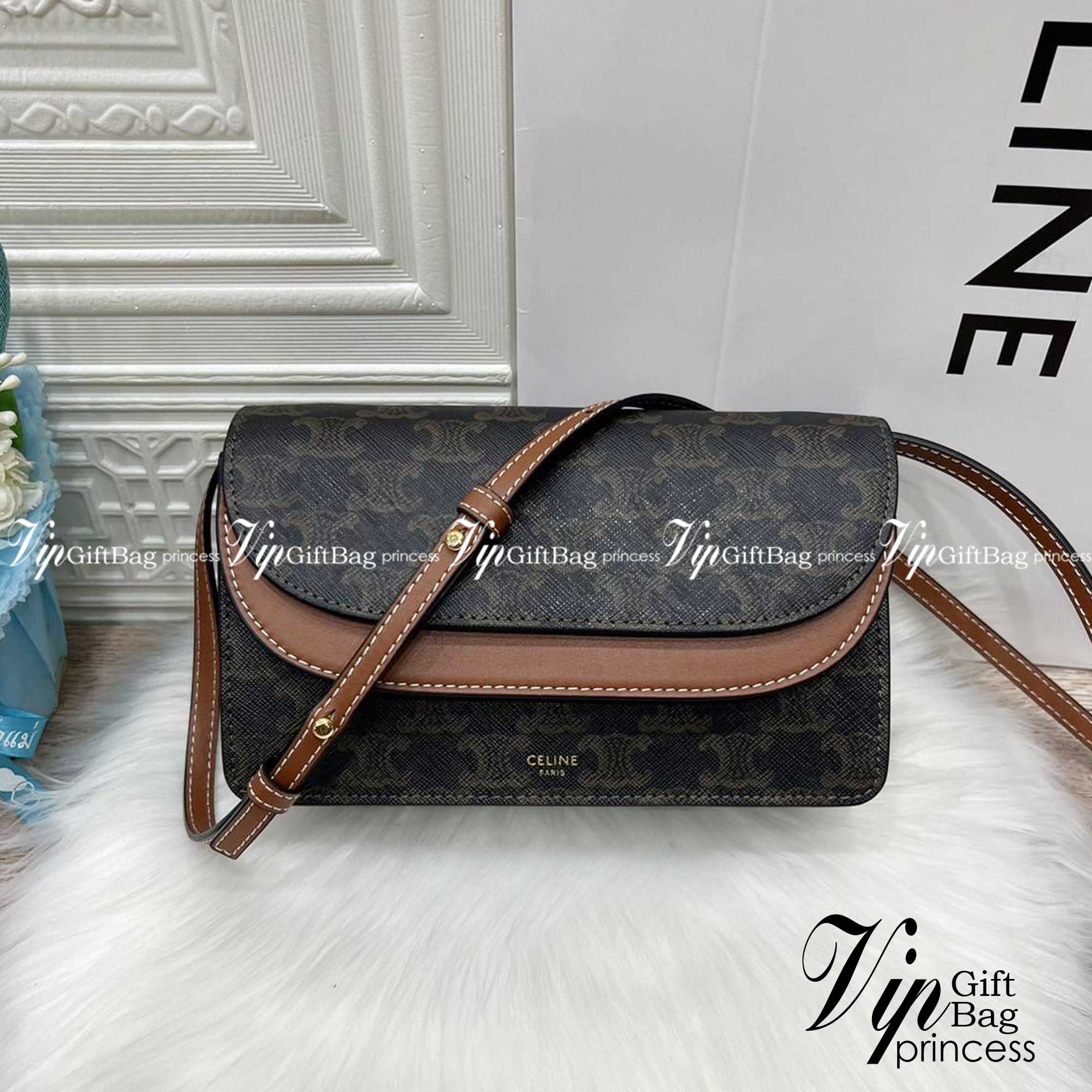 CELINE WALLET ON STRAP / CELINE TRIOMPHE CLUTCH กระเป๋าสะพายข้างใบเล็กสวยคลาสสิค สวยตะโกน งานเป๊ะปัง มีสายสะพายหนังสีน้ำตาล ถอดสายออกเพื่อเป็นกระเป๋าถือทรงคลัชท์เปลี่ยนลุคช์ ลวดลายtriomphe ความเป็นแบรนด์ CELINE ได้อย่างชัดเจน ให้ความรู้สึกที่ดูวินเทจ ที่ส