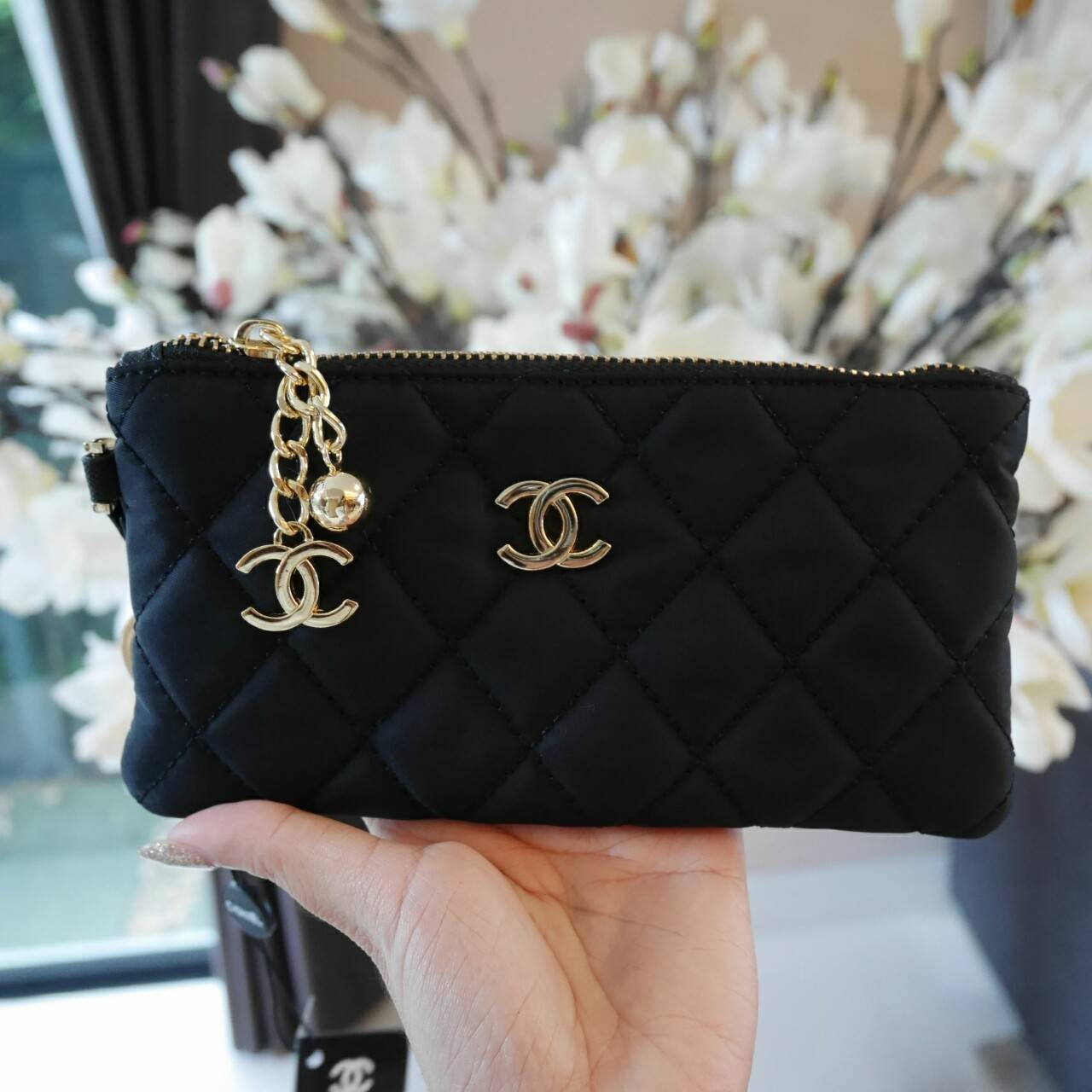 New Arrivals 2018 ♡ กับแบรนด์ดังอย่าง Chanel ตัวนี้มีมาให้สะสมจาก PERFUME COLLECTION ของสมนาคุณจากแบรนด์คะ วัสดุ NYLON แบบหนาเต็มใบ กันน้ำได้ *อะไหล่ทอง เปิดปิดด้วยซิปที่ห้อย CC สุดหรู + ลูกตุ้มกิมมิคน่ารัก ด้านในใส่เหรียญ+แบงค์ ของจุกจิกได้ ใส่ iP