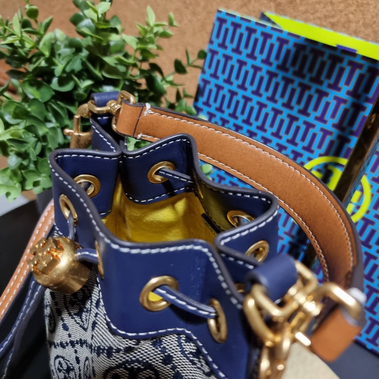 TORY BURCH T MONOGRAM JACQUARD MINI BUCKET BAG ที่สุดของรุ่นที่ตามหา!! ไอเท็มที่สาวๆเฝ้ารอ กระเป๋าบัคเก็ตทรงสวย ไซส์มินิ ที่ดาราเซเลปใช้กันมากมาย มาแล้วในราคาที่จับต้องได้