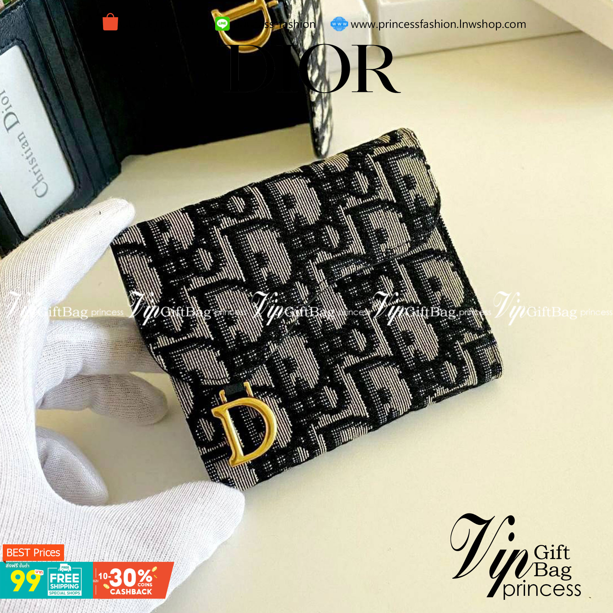 VIP 】DIOR WALLET MONOGRAM SADDLE LOTUS กระเป๋าสตางค์ 3 พับ วัสดุหนังแท้ และผ้า Jacquard อย่างดี ทอสวยงามที่สุด ผสมผสานความสง่างามและคลาสสิกที่เข้ากับยุคสมัย ด้านหน้าโดดเด่นด้วยซิกเนเจอร์ของ Christian Dior อะไหล่สีทองอ่อน เงางาม เป็นอีกหนึ่งรุ่นที่ดาราเชเล