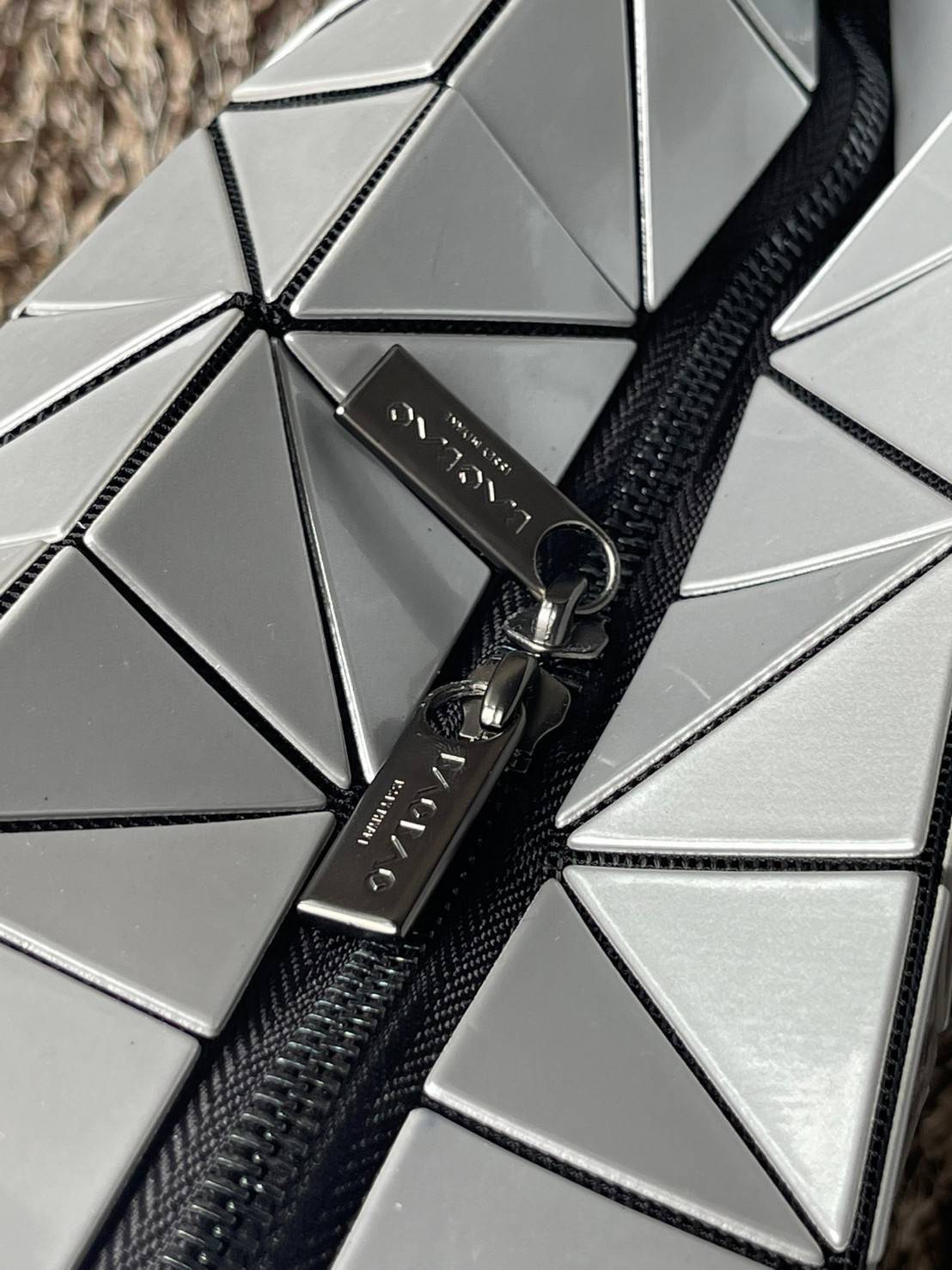 Bao Bao Issey Miyake ROCK MATTE ซีรีส์นี้จะเป็นทรงสี่เหลี่ยมผืนผ้า มีซิปปิดด้านบน ถือเป็นรุ่นที่เหมาะกับการใช้งานในชีวิตประจำวัน สามารถพับมุมและบริเวณด้านล่างของกระเป๋าเพื่อเพิ่มความสะดวกสบายในการใช้งาน ทั้งยังช่วยให้วางกระเป๋าในแนวตั้งได้อีกด้วย แผ่นต่อส