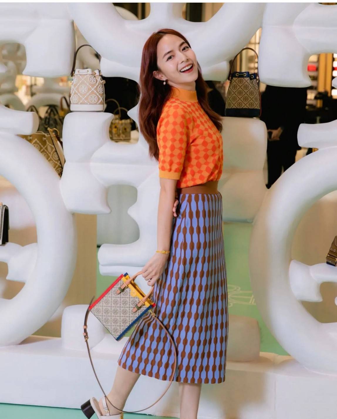 TORY BURCH T MONOGRAM COLORBlOCK JACQUARD MINI TOTE คอลเลคชั่นใหม่ล่าสุด ครอบครองก่อนใคร ไอเท็มยุคนี้รุ่นที่ควรมีติดตู้คะสาวๆ วัสดุ jacquard สลับหนังแท้ หูจับ มาพร้อมสายสะพายข้างหนังแท้ ปรับระดับได้ สายสามารถถอดออกได้ ภายในเป็นช่องโล่ง ใส่มือถือได้ กระเป๋