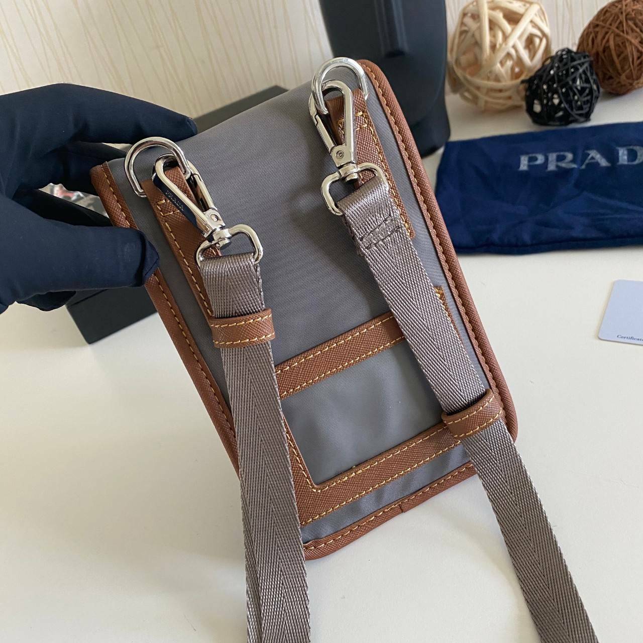 VIP Prada crossbody nylon bag PRADA Re-Nylon and Saffiano leather smartphone case พร้อมส่ง สีเข้าใหม่ เป็นรุ่นที่ถามหากันเยอะมากๆ งานสวยมาก ทำจากผ้าnylonพิเศษ สลับหนังแท้ ใช้ได้ทั้งชาย-หญิง จะ Cross body คาดเอว หรือคล้องกับหูกางเกงชิคๆ ก็เท่มากเลยค่าา งาน