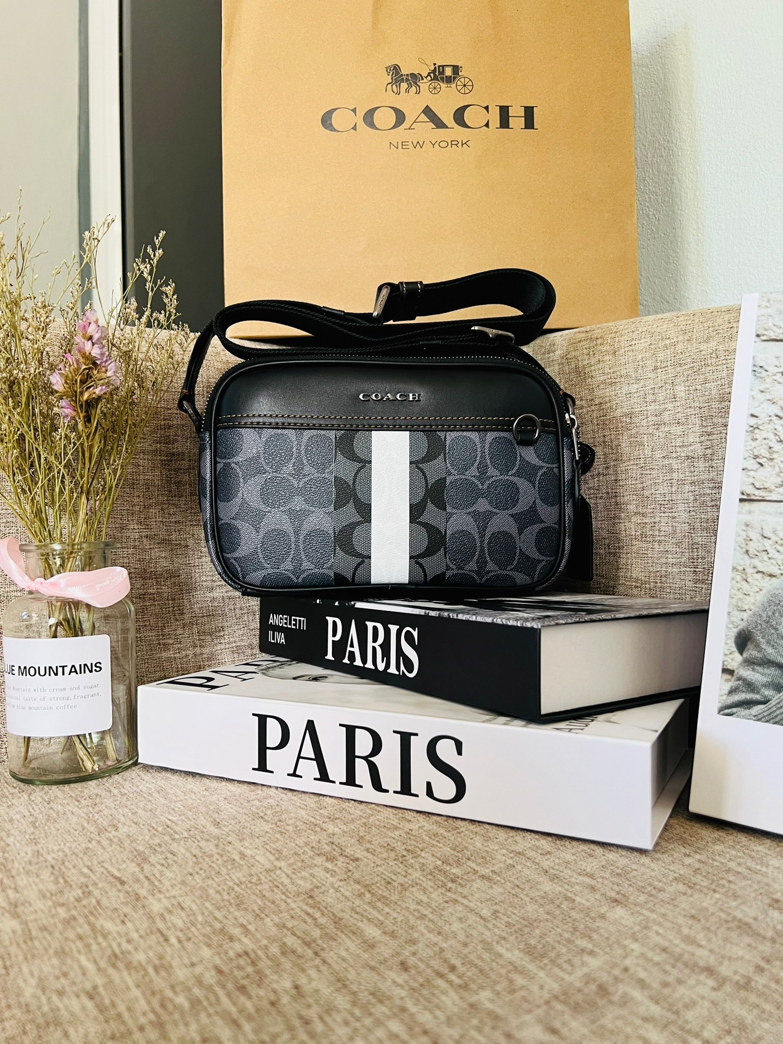 COACH Graham Crossbody In Blocked Signature C9965 กระเป๋าสะพายข้างผู้ชาย กระเป๋าผ้าเคลือบซิกเนเจอร์และหนังอย่างดี ภายในกระเป๋าเอนกประสงค์ ปิดซิปคู่ ซับในผ้า กระเป๋าสลิปด้านนอก สายปรับได้ยาว 25 นิ้ว สำหรับสะพายไหล่หรือสะพายข้าง