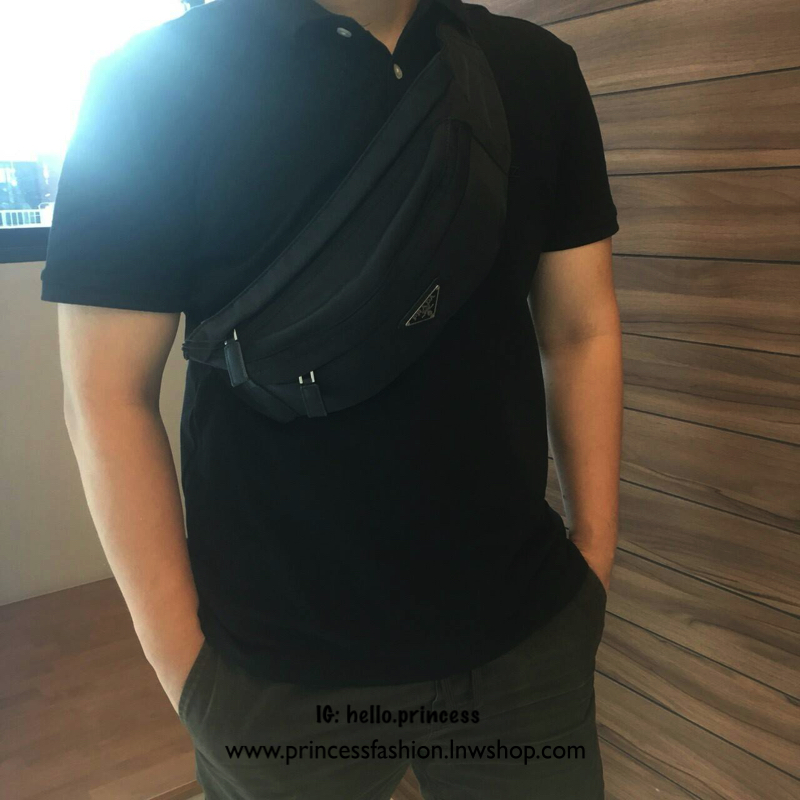 New Must Have Now อีกหนึ่งรุ่น Prada เหมาะกับท่านชาย เป็นอย่างยิ่ง กับกระเป๋าคาดอก / คาดเอว ทรงสวย จากงานพรีเมี่ยมกิ้ฟจากแบรนด์ PRADA ทรงฮิต วัสดุผ้า NYLON คุณภาพดี กันน้ำ100% ใส่ของได้หลากหลาย ตัวกระเป๋าอะไหล่สีเงิน ตัวล้อคปั้มจมแบรนด์สุดหรู ด้านมาพร้อมซ