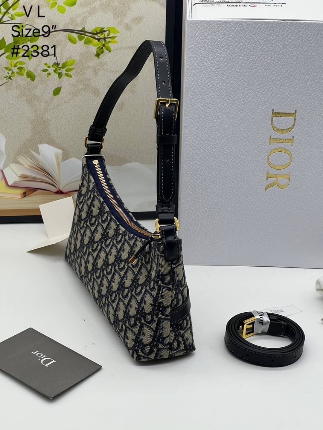 DIOR 30 MONTAIGNE CIGALE MINI BAG กระเป๋าสะพายไหล่ทรงโฮโบ รุ่นใหม่ล่าสุด ไซส์มินิที่ไม่ได้เล็กอย่างที่คิด เพราะใบนี้สามารถใส่ของสำคัญได้ครบ ดีไซน์สวยคลาสสิค เรียบแต่โก้ น้อยแต่หรูหรา
