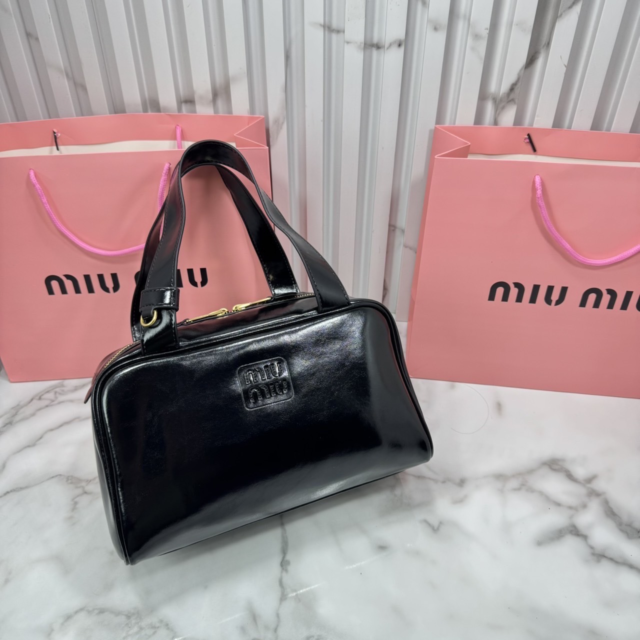 ORI หนังแท้ | Miu Miu Leather top-handle bag กระเป๋าสะพายทรง keepall เรียบแต่ฟาด หรูหราทุกองศา ใครเห็นก็ต้องเหลียว