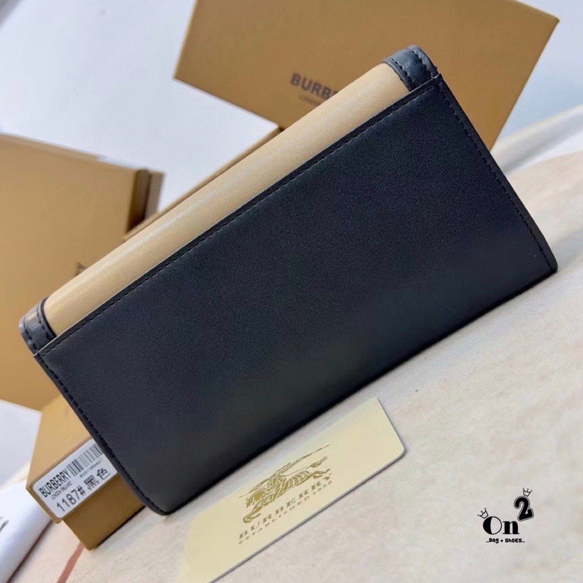 BURBERRY long wallet / BB vintage long wallet กระเป๋าสตางค์ใบยาวแบรนด์หรู เป็นไอเท็มสุดฮิต ติดทุกกระแส แรงไม่เคยตก รุ่น unisex สีไหนใครๆก็ใช้ได้หมด อยู่ที่ใจ!! ❤️ ใบยาวขนาดกำลังเหมาะมือ ถือแล้วขับผิวทุกสี ภายในมีช่องใส่บัตรเยอะ แบ่งสัดส่วนสวย ใส่ธน