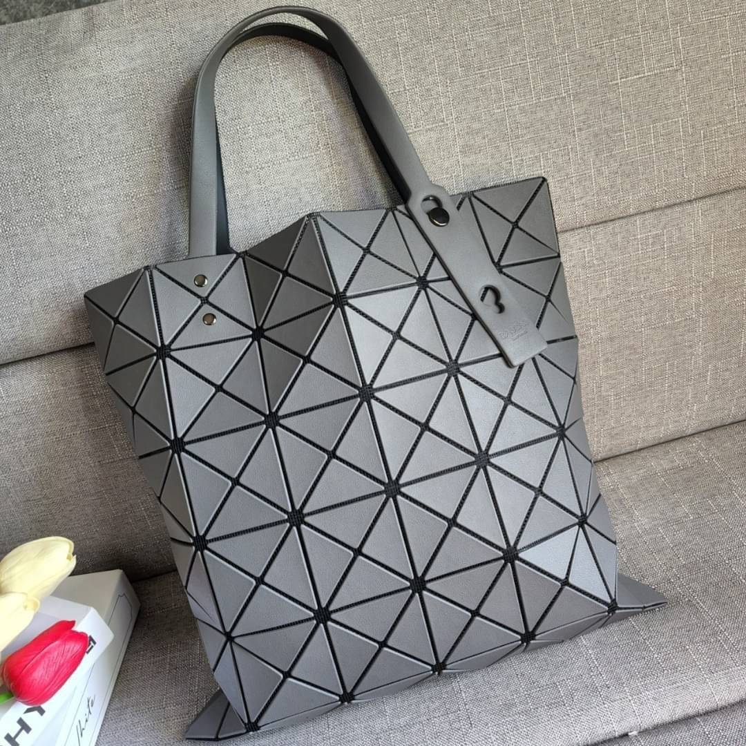 BAO BAO ISSEY MIYAKE LUCENT ONE-TONE กระเป๋า Bao Bao จากแบรนด์ดัง Issey Miyake แบรนด์แฟชั่นจากประเทศญี่ปุ่น ซึ่งมีสินค้ามากมายไม่ว่าจะเป็นเสื้อผ้า นาฬิกา น้ำหอม และที่ขาดไม่ได้นั่นก็คือ กระเป๋า Bao Bao ที่มีความพิเศษในเรื่องของวัสดุและดีไซน์ที่ครองใจสถาปน