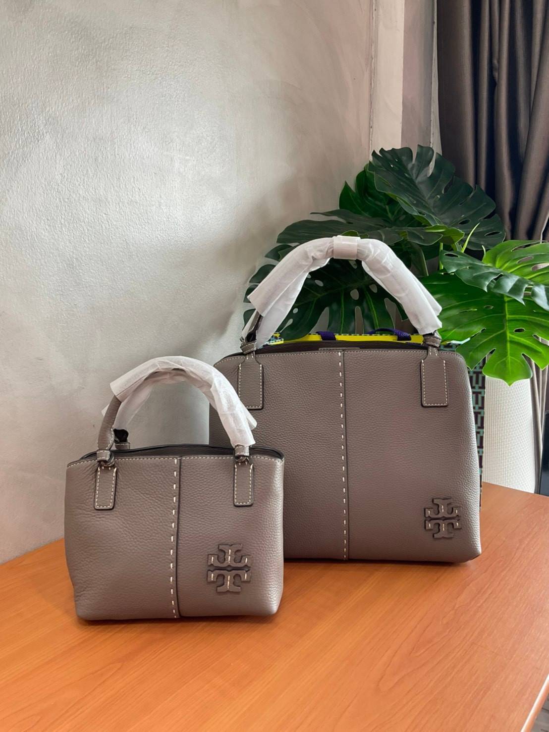 TORY BURCH Mcgraw Satchel Tote Bag (Size L) กระเป๋าถือ/สะพาย Crossbody วัสดุหนังลูกวัวแท้ 100% ด้านหน้าประดับโลโก้หนัง ตัดเป็นรูปตัว T สัญลักษณ์แบรนด์ ตัวกระเป๋าเดินด้ายเล่นลายเพิ่มลูกเล่น เพื่อความเก๋!!
