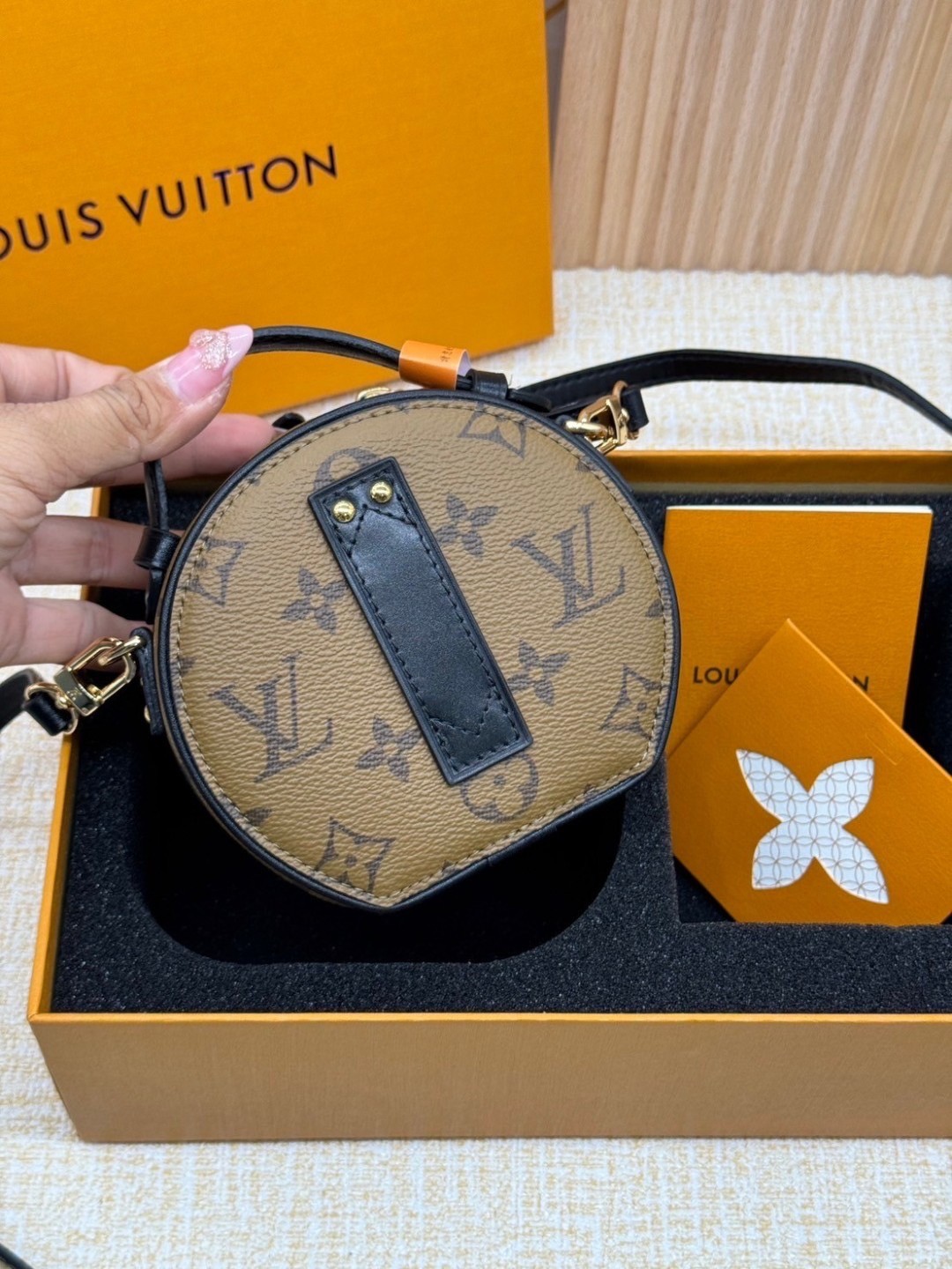 สลับแท้ Top ORI | LV Mini Boite Chapeau / lvpetite กระเป๋าคาดเอว พร้อมสายสะพายข้างได้ หนังแคนวาสแท้ เกรดดีสุด 🤍 เกรดเทพออริจินอล สลับแท้ 1:1 ภาพถ่ายจากงานขายจริง ใช้งานต่างประเทศได้