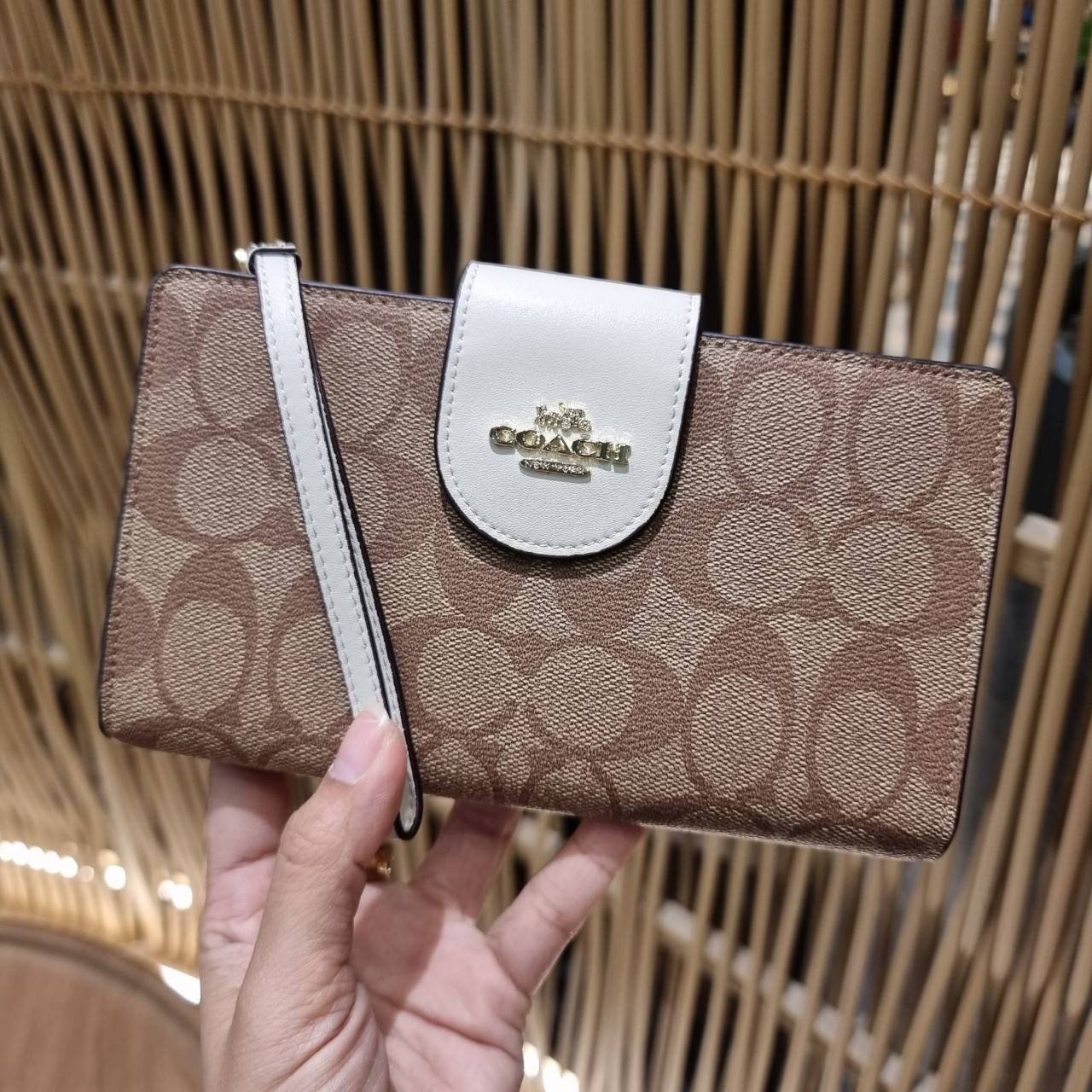พร้อมส่ง 7 สี COACH C2874 TECH WALLET IN COLORBLOCK SIGNATURE CANVAS จัดให้สีใหม่ก่อนใคร!! ดีไซน์ใหม่ คอลเลคชั่นสวยหรู กระเป๋าสตางค์พร้อมสายคล้องมือ ง่ายต่อชีวิตมากจ้า!! มันดีอะไรเบอร์นี้ ใส่ได้ทั้งบัตร และโทรศัพท์ก็ใส่ได้ทุกรุ่น แถมยังมีช่องซิปแยกไปอีก ช