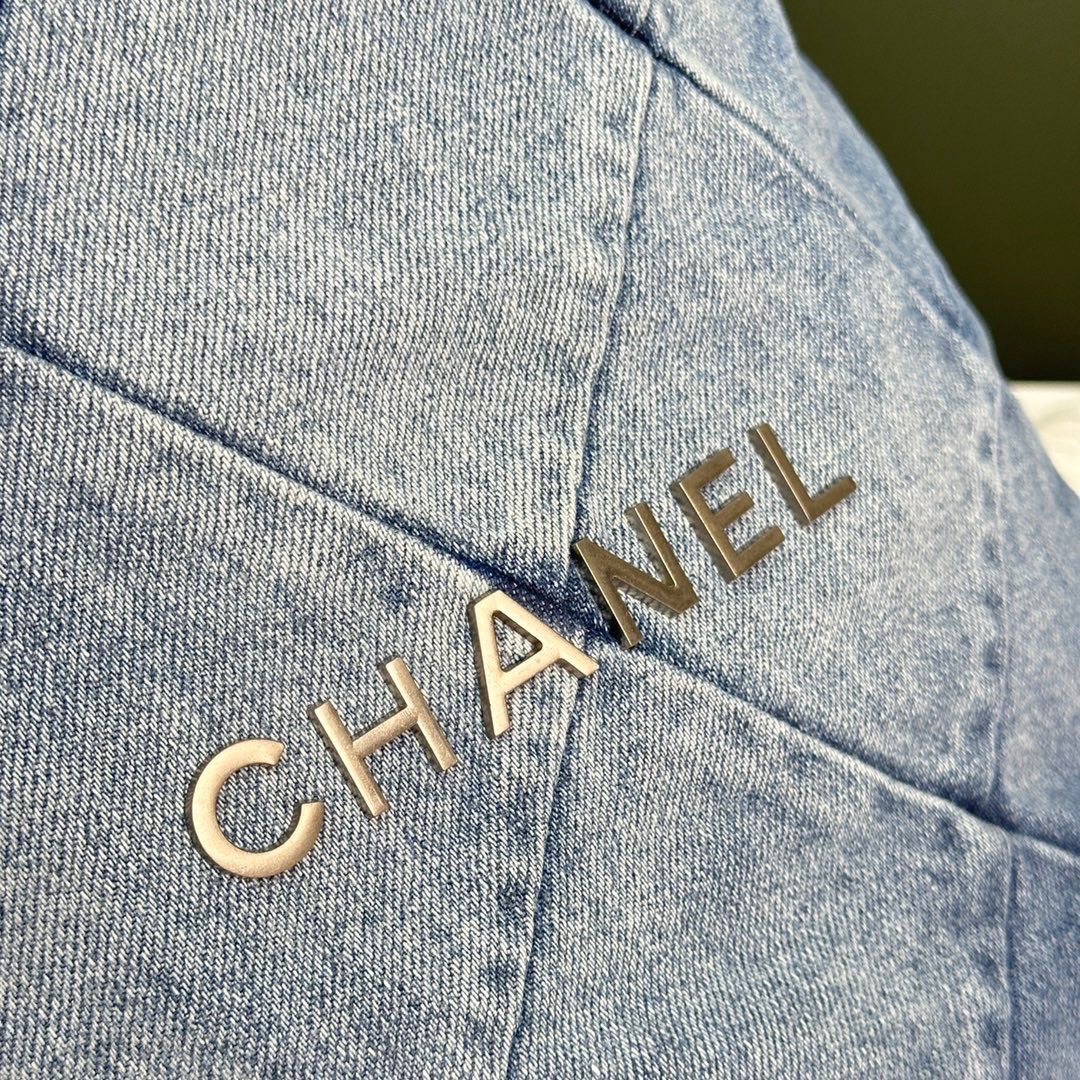 CHANEL Denim 22 Backpack Blue / Chanel Backpack Denim พร้อมส่ง กระเป๋าเป้ยีนส์ เท่ๆ คูลๆ งานเดนิมฟอกดีเทลความสวยมากมาย ภายในโล่งกว้าง จุของได้สบายๆ
