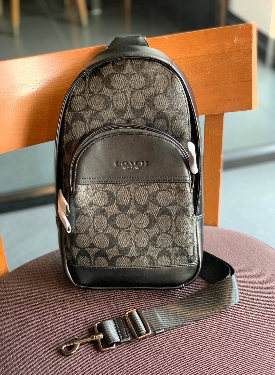 COACH CHARLES PACK IN SIGNATURE ((39942)) กระเป๋าคาดด้านหลัง//หรือคาดอกด้านหน้า ตามความชอบเลยค่ะ หนังแท้สวย ด้านหน้ามีให้หนึ่งช่องซิปใส่มือถือลงไปได้ค่ะ ช่องหลักแบบซิปคู่ ภายในโล่งลึกใส่สัมภาระจำเป็นในชีวิตประจำวันได้เยอะเลยนะคะ;มีช่องโล่งให้ใส่ของจุกจิกอ