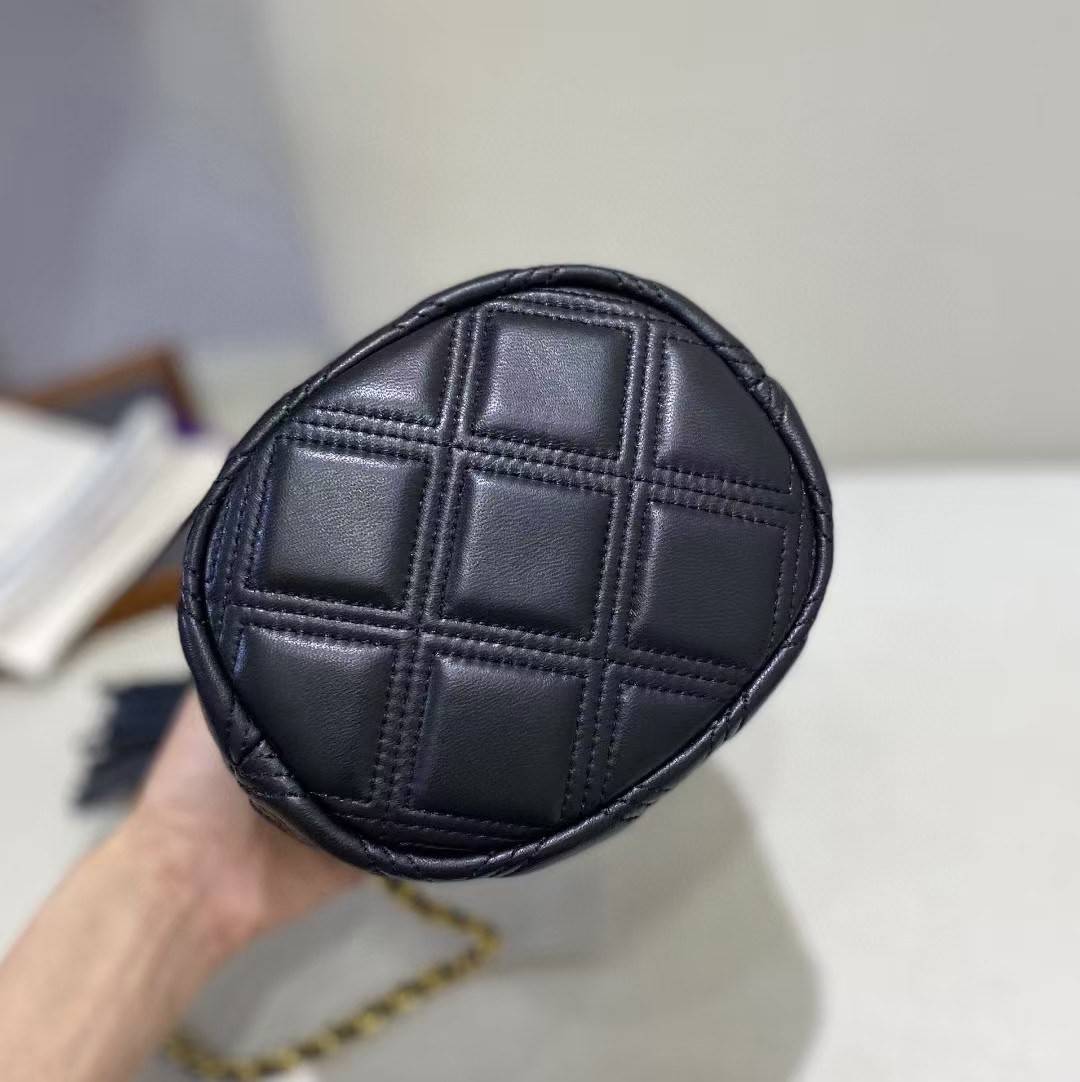 Tory Burch Fleming Soft Mini Bucket Bag กระเป๋าทรงขนมจีบขนาดมินิรุ่น Fleming ที่ตัดเย็บจากหนังแท้