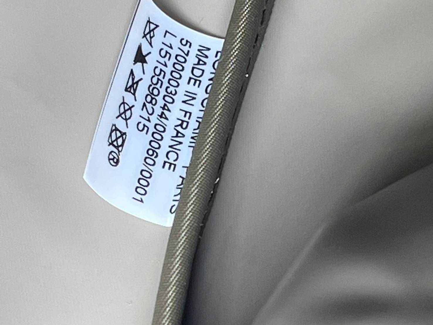 Longchamp LE PLIAGE NÉO TOP HANDLE BAG อีกหนึ่งรุ่นยอดนิยม ที่สาวๆ ต้องมีไว้เก็บไว้สักใบ กระเป๋าโท้ทใบนี้ มาพร้อมกับสีที่มีสไตล์เรียบง่าย มีสายสะพายยาวปรับสั้นยาวได้ช่วยให้คุณสามารถสะพายไหล่ได้อย่างสบาย ในตัวสายปักโลโก้อันเป็นสัญลักษณ์ ในขณะที่ที่ปิดแบบซิ