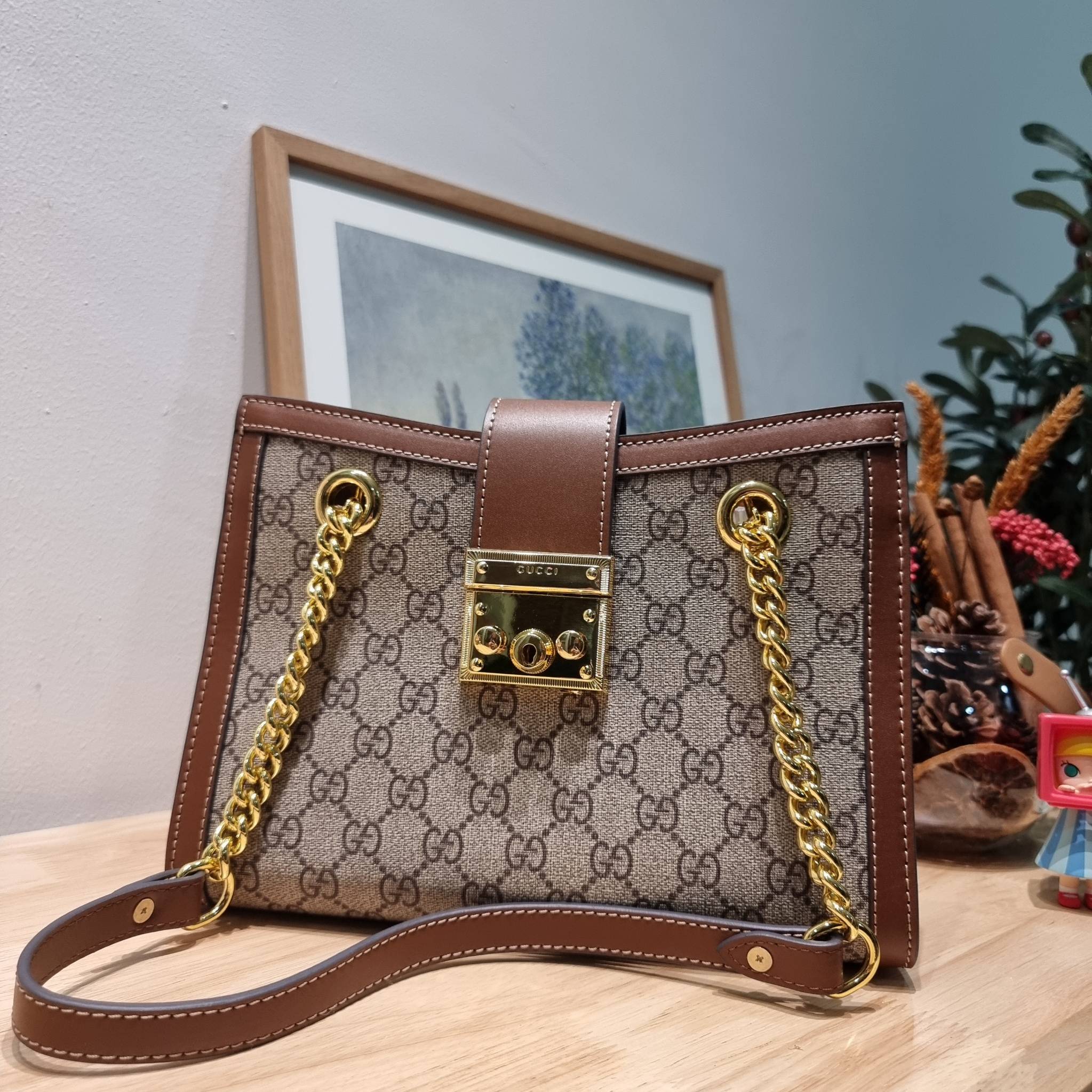 GUCCI padlock shoulder bag กระเป๋าสะพายไหล่ สวยผู้ดี ทรงดี ใช้งานง่าย วัสดุหนังแคนวาส ปากกระเป๋ามีแถบหนังคาดและอะไหล่กดล็อค โดดเด่นและเพิ่มความหรู