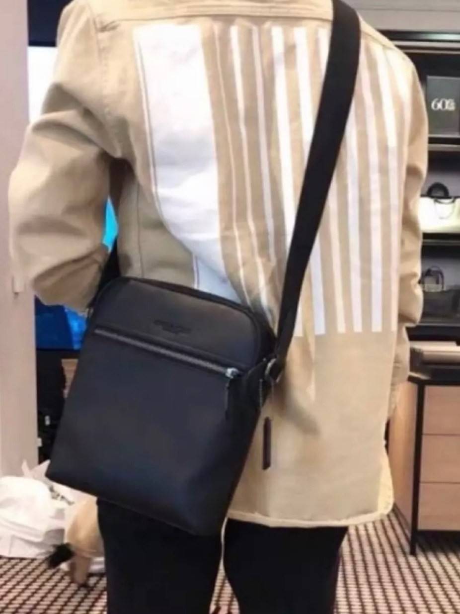 COACH HOUSTON FLIGHT BAG Calf Leather Black Smooth calf leather พร้อมส่งอีกครั้ง! กระเป๋าสะพายแบบครอสบอดี้ร์ของคุณผู้ชาย หนังแท้ ลายหนังสวย ด้านหน้ามีช่องซิปให้หนึ่งช่อง ช่องหลักกว้างใส่สัมภาระได้จุค่ะ พร้อมช่องเล็กใส่ของจุกจิกอีก3ช่องค่ะ สายสะพาย