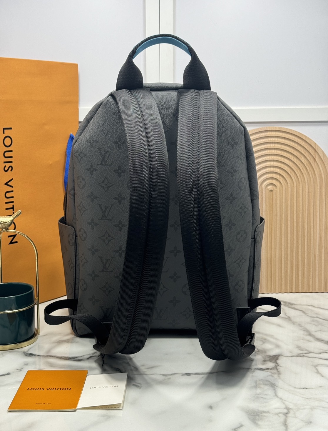 LV Discovery Backpack Turquoise Monogram Eclipse กระเป๋าเป้สะพายหลัง โทนสีใหม่คลาสสิก พื้นลายโมโนแกรมเทาดำตัดสายหนังสีฟ้า Turquoise สดใสสวยงามอย่างลงตัว เติมความมีชีวิตชีวาให้กระเป๋าแสนคลาสสิก