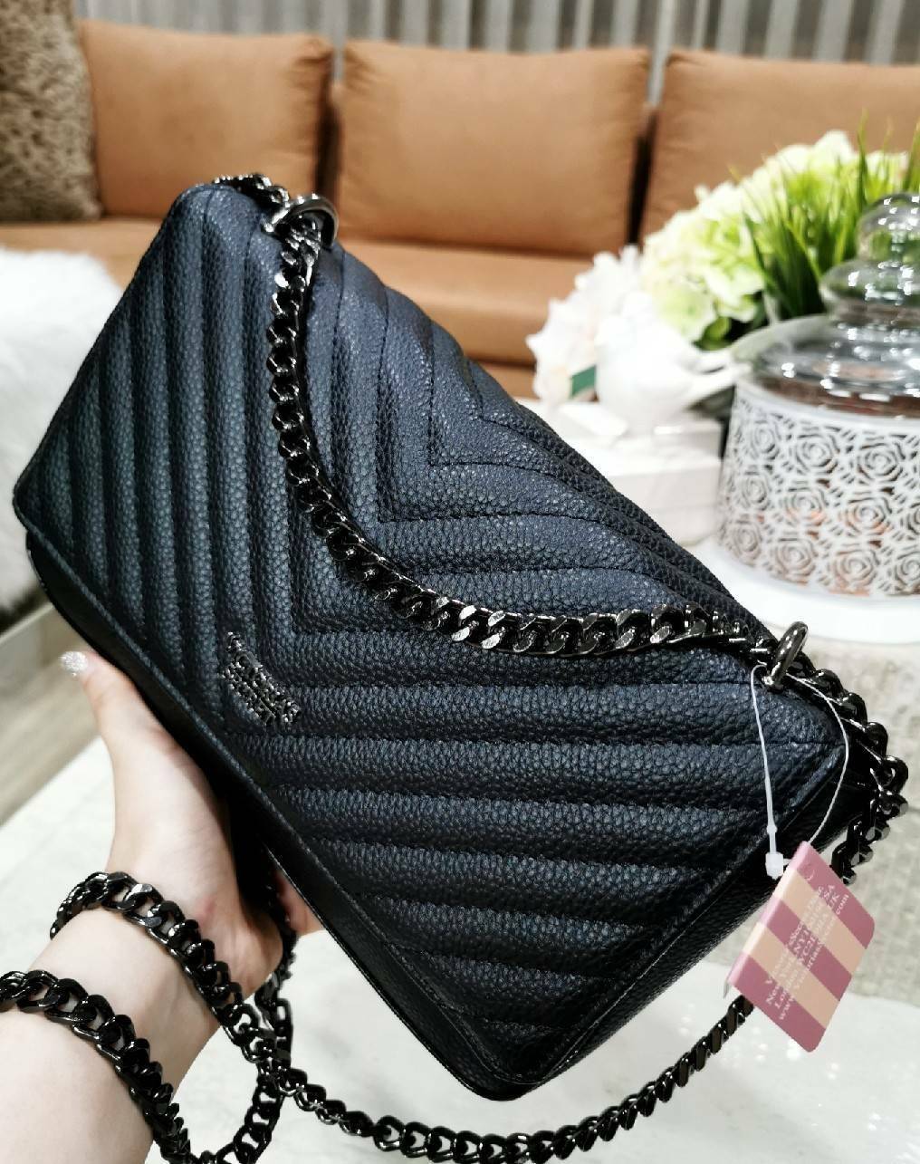 VICTORIA'S SECRET Quilted Chain Crossbody Sling Bag กระเป๋าสะพายรุ่นใหม่ล่าสุดจาก Victoria's Secret วัสดุหนังแกะสังเคราะห์ชึ้นลายริ้วหนังสวยอยู่ทรงไม่ย้วยดีไซน์สุดหรูคุณหนูไฮโซ เปิดปิดด้วยฝาปิดกระดุมแม่เหล็ก ภายในมีโลโก้และช่องใส่ของ ใส่กระเป๋าส