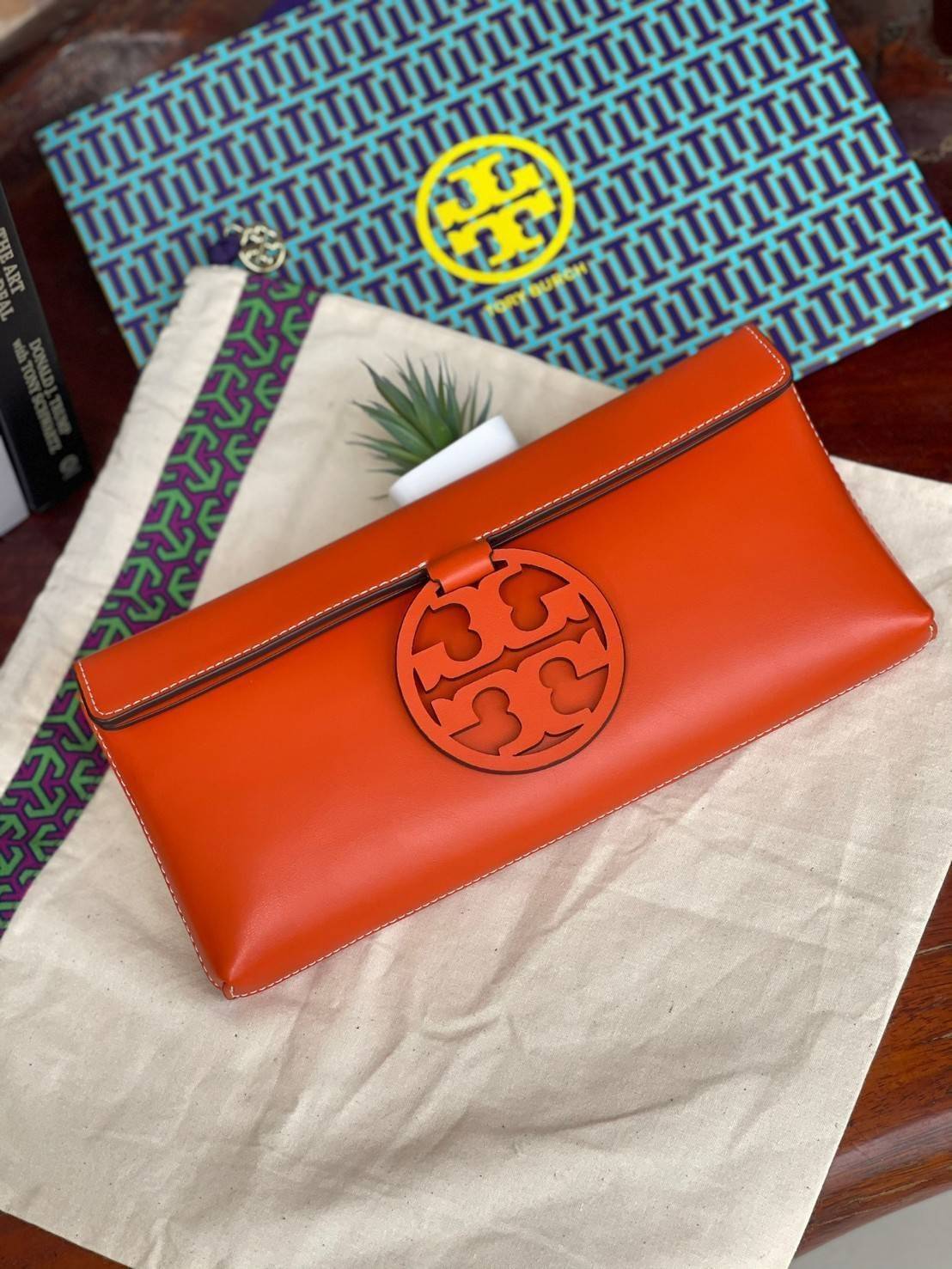 Tory burch Miller Metal clutch กระเป๋าคลัทช์ดีไซน์เรียบหรูออกแบบมาได้อย่างลงตัว ด้วยรูปทรงที่สวยงามและทันสมัย จากแบรนด์ Tory Burch ขนาดกำลังดี สามารถใส่กระเป๋าสตางค์หรือเครื่องสำอางค์ได้ตามขนาดกระเป๋า ในเรื่องของดีไซน์และLogo DoubleT เฉดเดียวกับสีของกระเป
