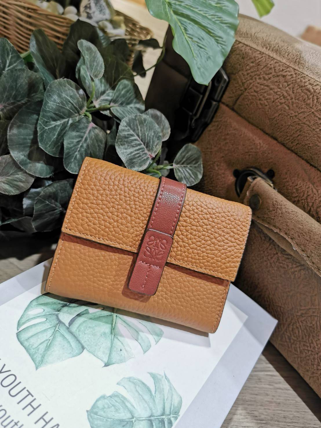 LOEWE SHORT WALLET VIP กระเป๋าสตางค์โลเอเว่ วัสดุหนังแท้เทคเจอร์สวยอยู่ทรงปั้มโลโก้แบรนด์ด้านหน้าเปิดปิดด้วยกระดุม ภายในมีทั้งช่องใส่รูป ช่องใส่ธนบัตร ใส่แบงก์พัน ช่องใส่บัตรหลายช่อง มีช่องซิปใส่เหรียญ พกพาสะดวกไอเท็มแนะนำสวยน่าใช้ พร้อมส่งที่ไทยสุดคุ้มห้