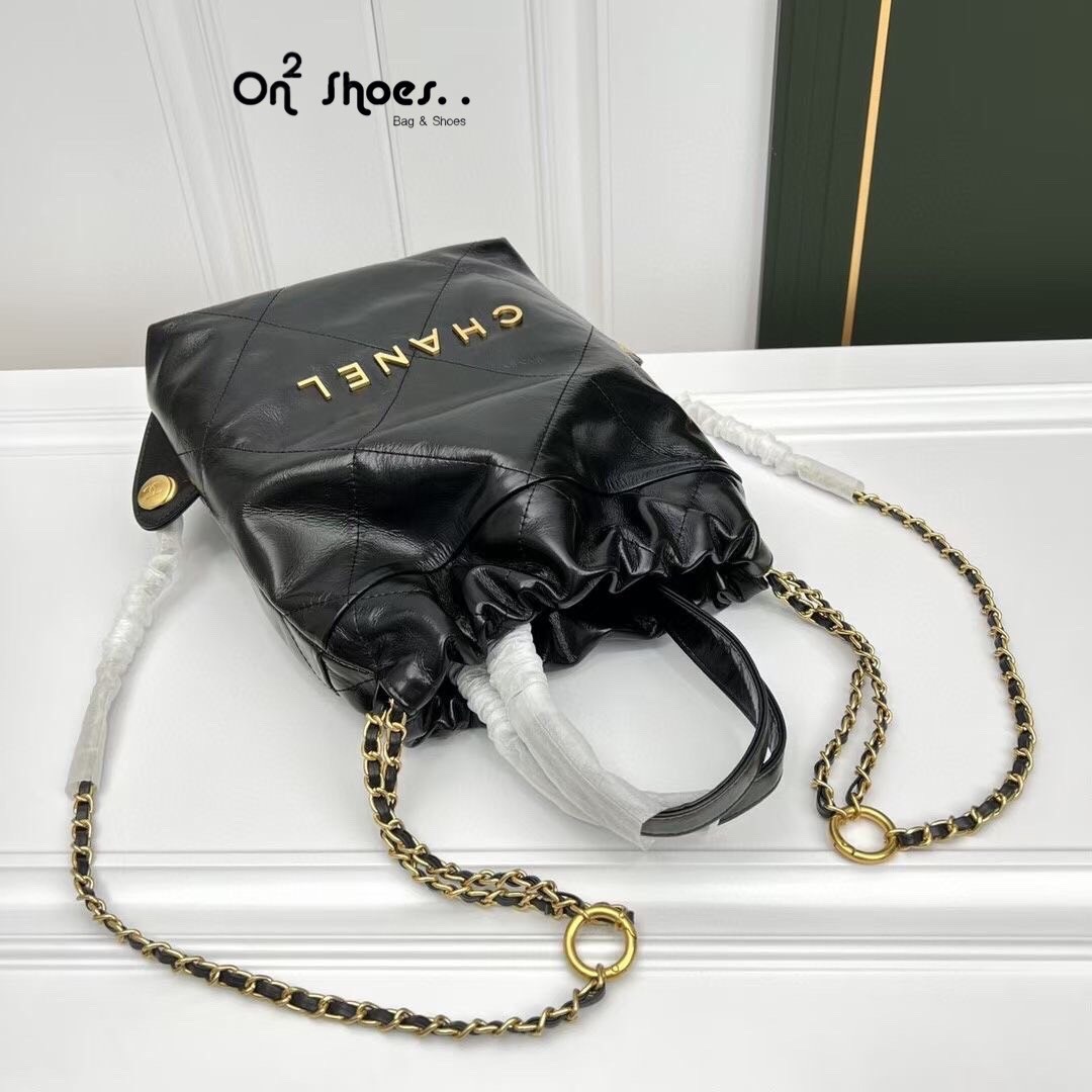 Chanel 22 backpack (small) กระเป๋าสะพายหลัง หนังเคลือบเงาและโลหะสีทองต่อยอดจากรุ่น ss22 ที่ ฮอตข้ามปีเพิ่มขนาดและหูถือยิ่งดูดีไปมากค่ะ