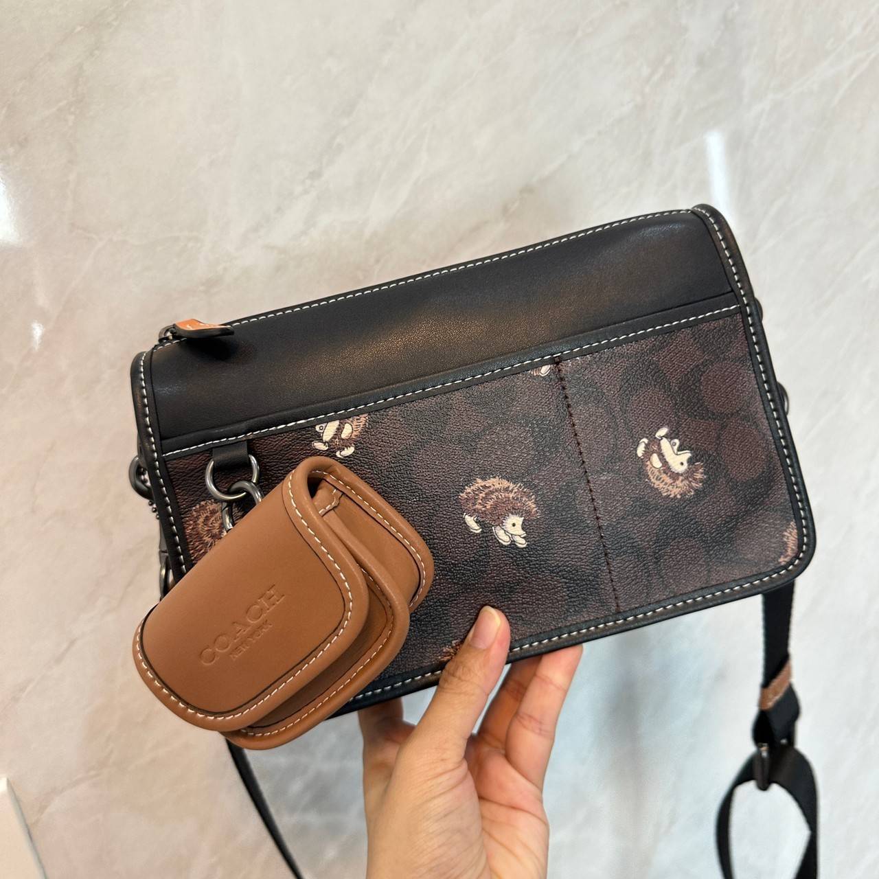Coach Heritage Convertible Crossbody In Signature Canvas With Creature Print( cc131) กระเป๋าไฮบริดแบบถอดได้รุ่นใหม่ หล่อเท่ส์ สะพายสามารถสะพายทำงานดูดีสุดๆคะ มาพร้อมกระเป๋าใบเล็กห้อยสุดเก๋ วัสดุแคนวาสตัดขอบหนังแท้ เปิด ปิดด้วยซิป ซับในผ้า ด้านนอกกระเป๋าเป