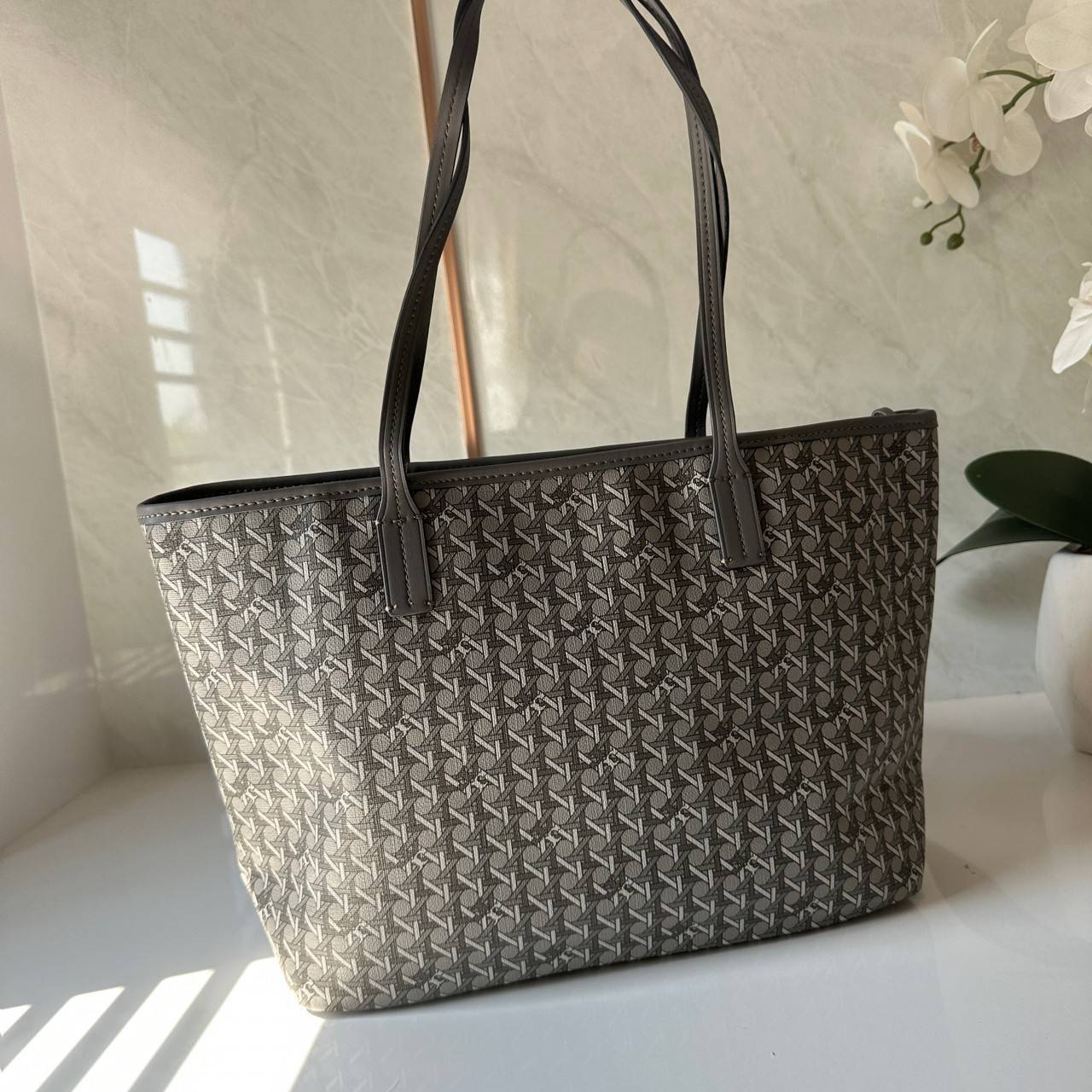 Tory Burch Ever Ready Zip Tote Small Coated Canvas / Tory Burch Geo Logo Tote กระเป๋าโท้ท พิมพ์ลายด้วยลวดลายสานตะกร้าอันเป็นเอกลักษณ์ของแบรนด์ ซึ่งได้แรงบันดาลใจจากความหลงใหลในงานจักสานของผู้ก่อตั้ง