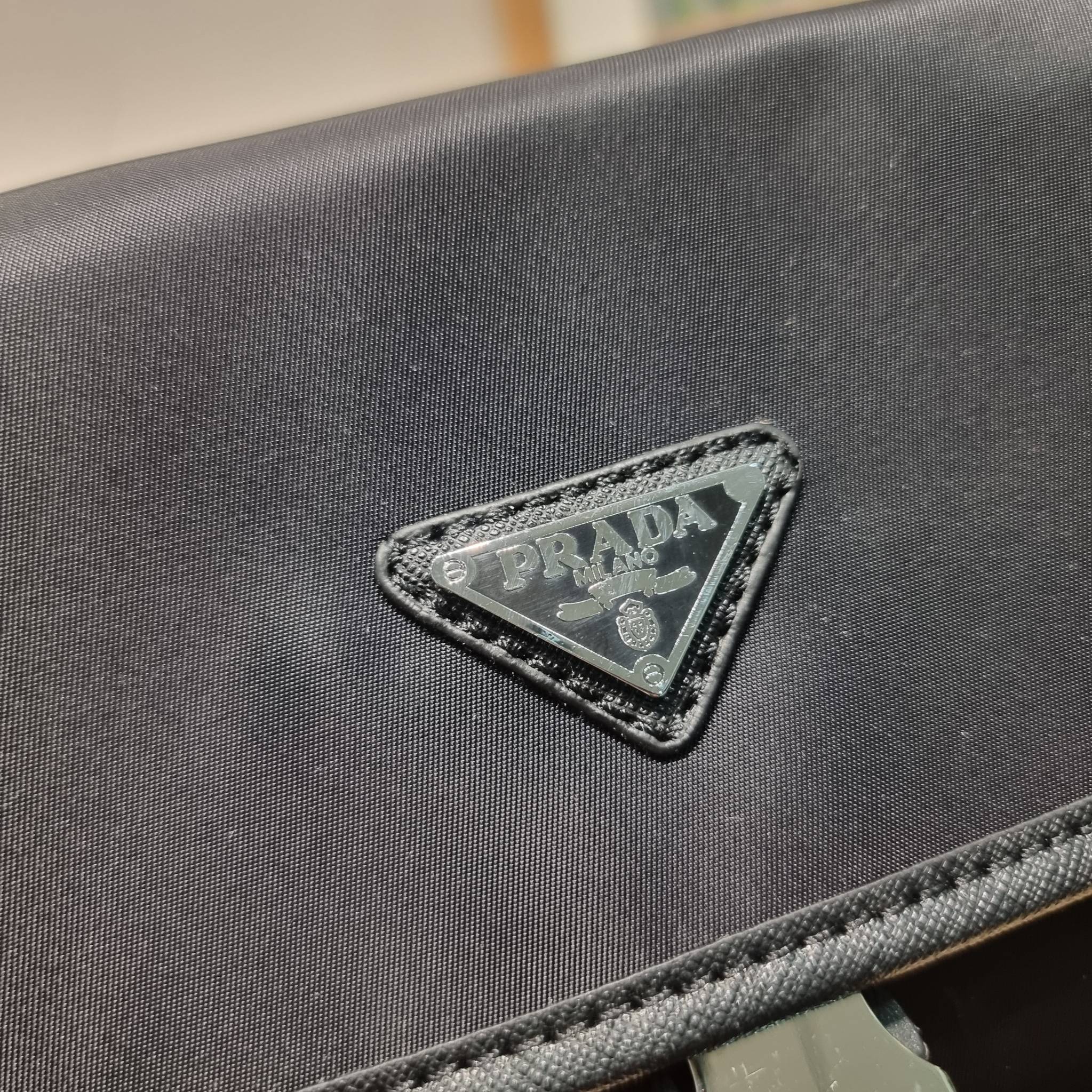 PRADA RE-NYLON AND SAFFIANO LEATHER SMARTPHONE CASE / PRADA Messenger Bag กระเป๋าสะพายสปอร์ต ดีไซน์หรู เรียบง่าย ดูแพง น้ำหนักเบา สายสะพายถอดออกได้