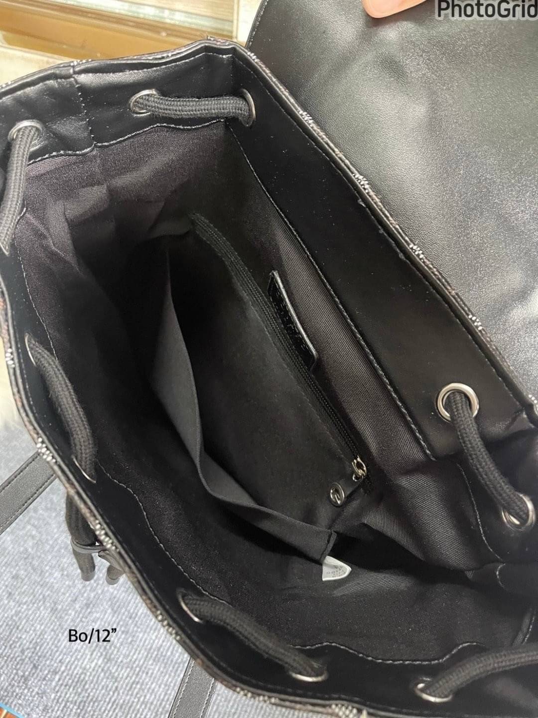 Goyard Backpack Bag Large Size กระเป๋าเป้ใบใหญ่ ดีไซน์สวยคลาสสิกเป็นเอกลักษณ์ ใช้ได้ทั้งหนุ่มๆและสาวๆ ตกแต่งลวดลายโลโก้แบรนด์เรียบหรู ภายในจุของได้เยอะมาก ใหญ่จริง!! ใบนี้คุ้มค่าราคามากๆ ทั้งดีไซน์และฟังก์ชั่นการใช้งาน ตอบโจทย์แน่นอน จะใส่เสื้อผ้าสำหรับ s