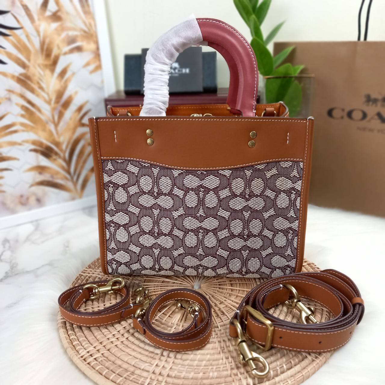 น้องน่ารักน่าใช้ คลาสสิค ดูแพงมากแม่😘🌺//>>COACH ROGUE 25 IN SIGNATURE TEXTILE JACQUARD WITH EMBROIDERED ELEPHANT MOTIF(COACH C6165)🍁กระเป๋ารุ่นคลาสสิค หรูหรา มีรสนิยม ดีเทลเนียบมาก จะถือ หรือสะพายได้ตามดีไซน์การใช้งานเลยจ้า//