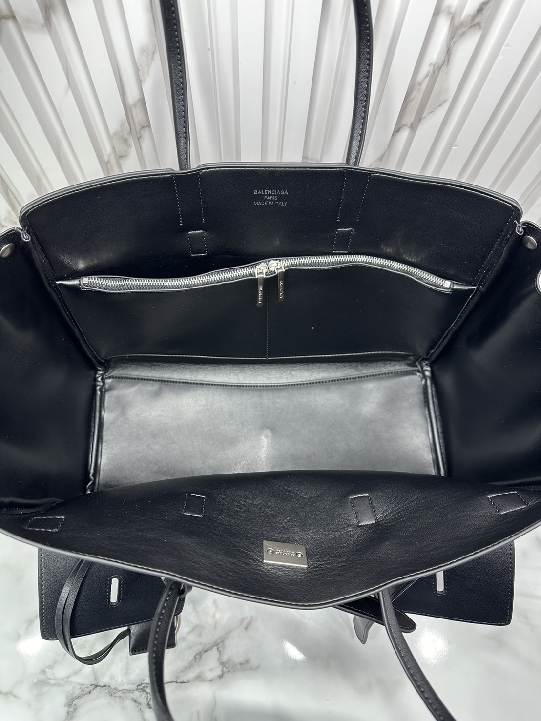 Balenciaga Bel Air Medium Carry All Bag / medium leather tote bag 35cm ที่สุดของไฮแบรนด์สุดไอคอนิค ด้วยกระเป๋าสะพายทรงโท้ทใบใหญ่ ดีไซส์เป็นเอกลักษณ์ งานหนังเต็มใบสวยมาก