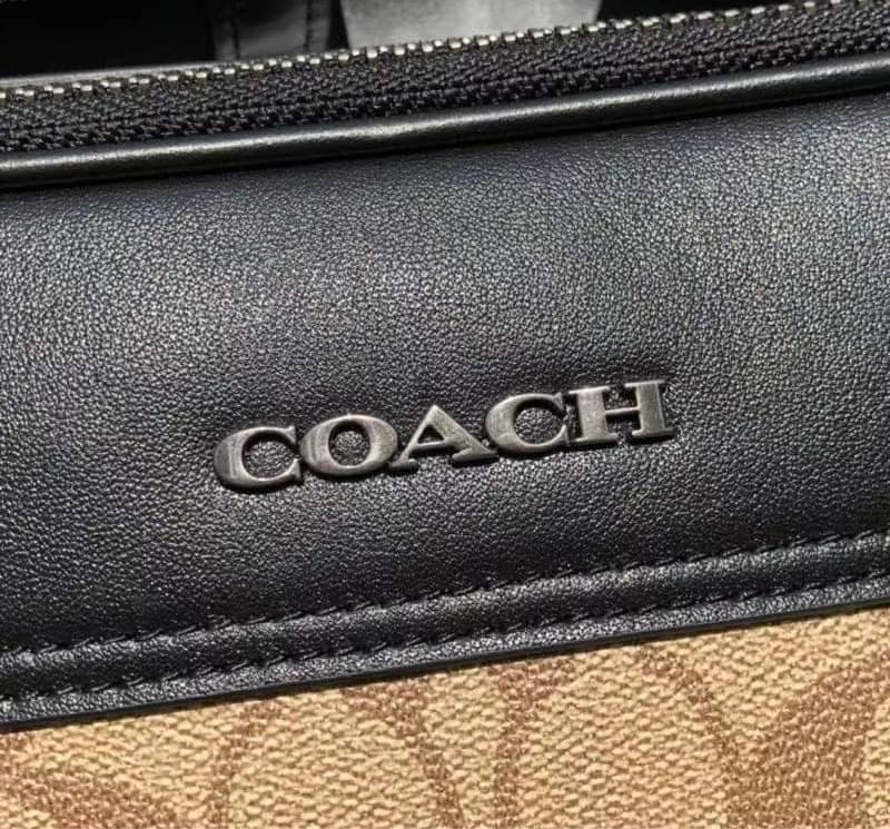 COACH GRAHAM CROSSBODY IN SIGNATURE CANVAS (COACH C4149) กระเป๋าครอสบอดี้รุ่นยอดฮิตสำหรับหนุ่มๆ ที่สาวๆก็ใช้ได้!! รูปทรงดีไซน์คลาสสิค ใช้งานสะดวก วัสดุหนังแคนวาสเคลือบลาย เปิด-ปิดด้วยซิป ภายในเป็นช่องโล่ง ใส่ของสำคัญได้ครบ สายสะพายปรับได้ตามตัว มีมาให้ช้อ