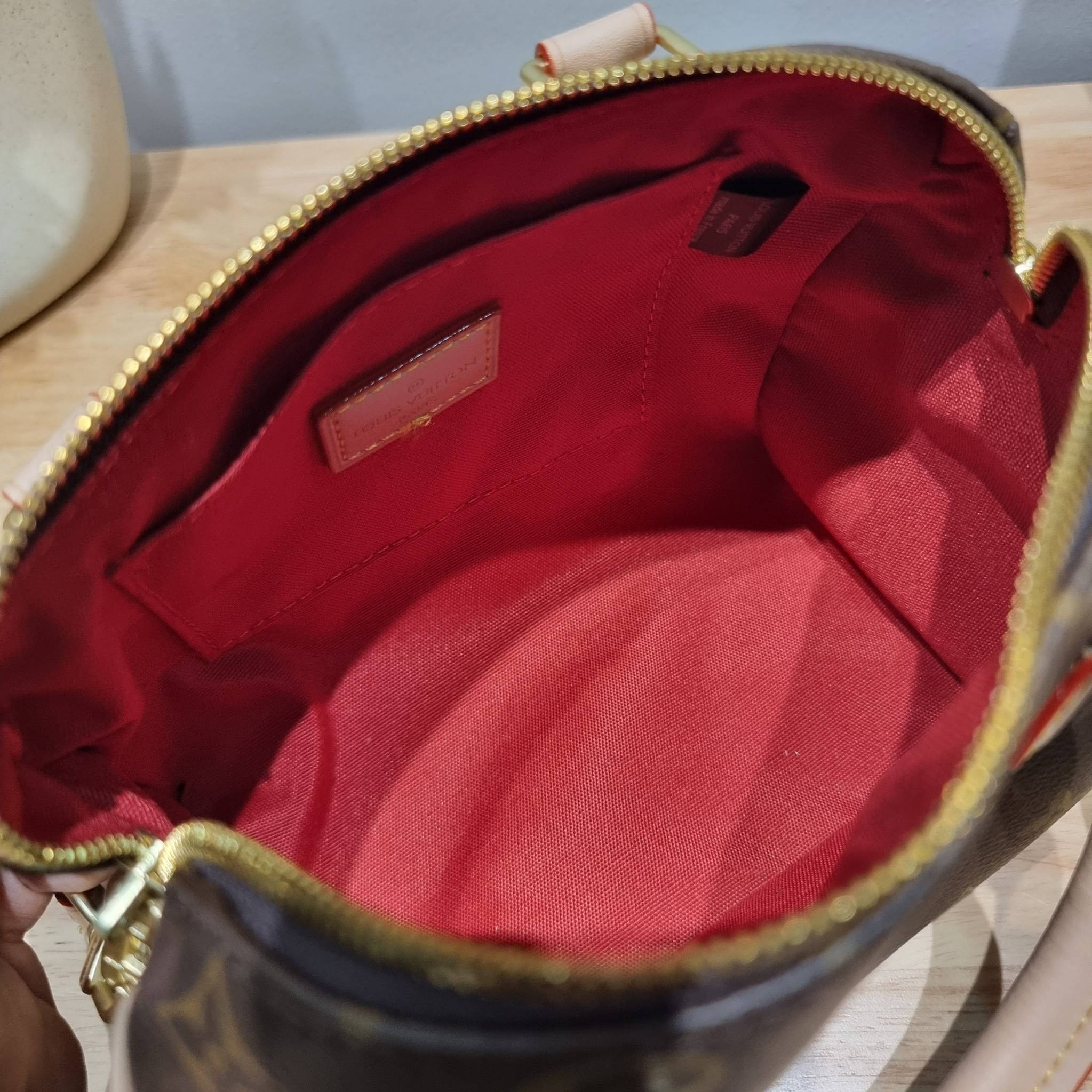 Set 3 ใบ LV Speedy Bandoulière 20 New in!! กับ box set ชวนสะสม ที่จับเอารุ่นยอดฮิต มามิกซ์รวมกับไอเท็มสุดคุ้มของมันต้องมี!! จัดเรียงให้อยู่ในกล่องสุดหรู ไม่ว่าจะตัวกระเป๋า กระเป๋าสตางค์ กระเป๋าจิ๋ว ใบไหนๆก็นำมาใช้งานได้จริง คุ้มค่ามากๆ แถมฟรี! ริบบิ้นลายล