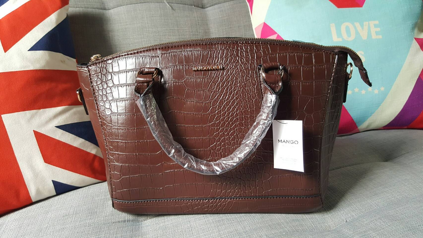 Mango touch croc tote bag กระเป๋าสะพายสุดคลาสิค ทรงสุดหรู New Collection ยี่ห้อ MANGO TOUCH แท้ รุ่น Croc Tote Bag วัสดุหนังลายปั๊ม หนังจระเข้ ตั้งอยู่ทรงสวย อะไหล่ทองทั้งใบออกแบบหนังแบนเวลาวาง แต่งให้หรู ด้วยอะไหล่ทอง ทั้งใบ มาพร้อมสายสะพายยาวปรับได้ค่ะ 