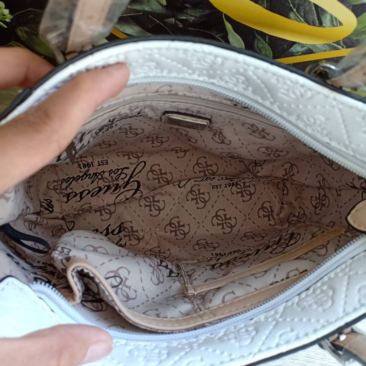 กระเป๋าหนังเรียบอยู่ทรง ปั้มลาย GG เก๋ตรงหูกระเป๋าเป็นสีทูโทน ตัดกับ สีกระเป๋า ด้านหน้าประดับด้วยป้ายโลหะ โลโก้แบรนด์ เปิดปิดด้วยซิปบน ภายในมีช่องซิป และช่องเล็กอีก 3 ช่อง สายยาวปรับระดับได้ ถอดออกได้ หูหิ้วปรับระดับได้ค่ะ