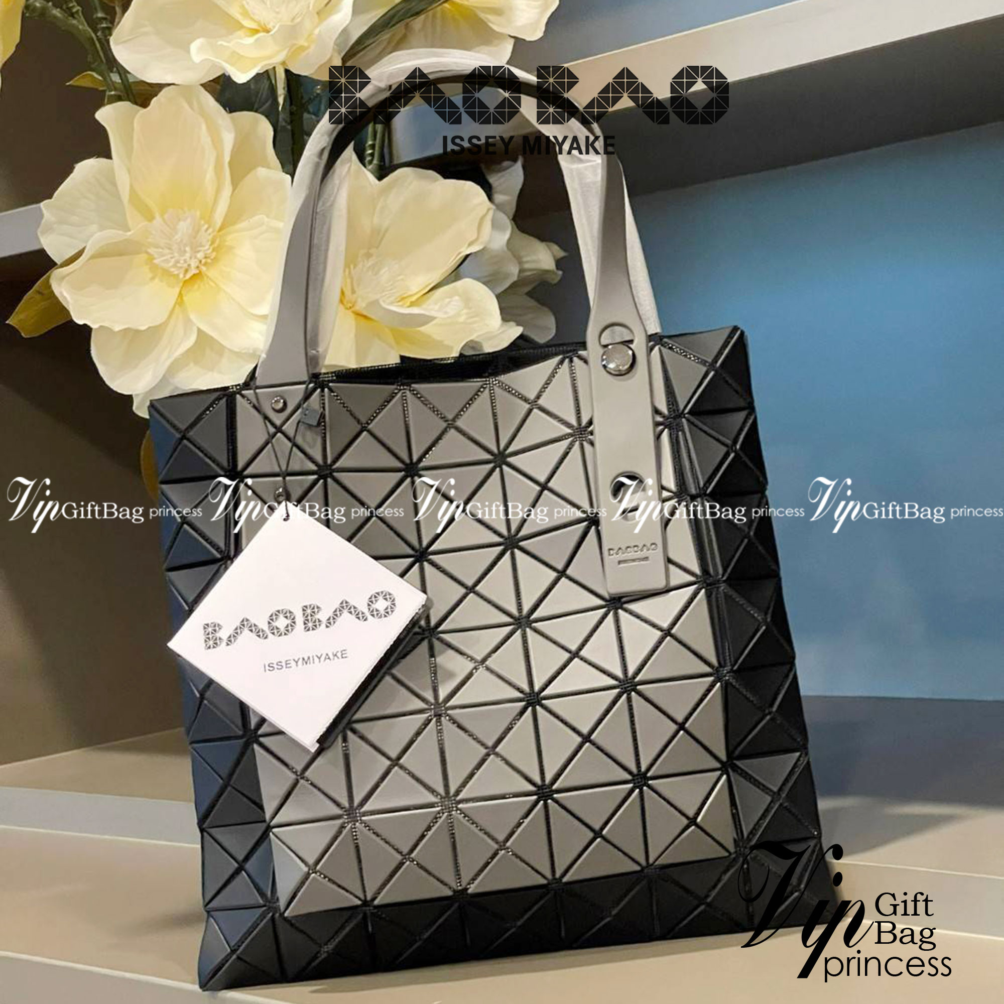 Baobao Issey Miyake Prism Kangaroo tote bag กระเป๋าถือทรงโท้ทที่ประดิษฐ์ขึ้นอย่างเชี่ยวชาญในญี่ปุ่น มาพร้อมแผงเรขาคณิตสำหรับการออกแบบที่ได้รับแรงบันดาลใจจากกระดาษพับ ซิลลูเอทอันเป็นเอกลักษณ์นี้ปิดท้ายด้วยสายรัดแบบอสมมาตร มีการพัฒนาโครงสร้างทรงสามเหลี่ยมเพ